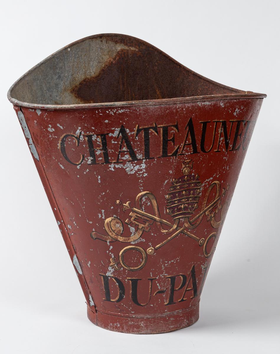 Dorato Antique French Grape Gathering Hod, Chateauneuf du Pape, inizio XX secolo in vendita