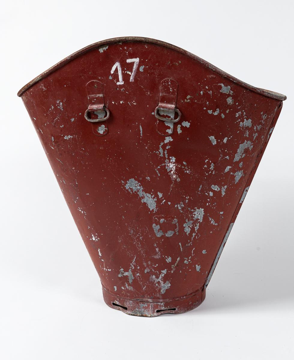 Metallo Antique French Grape Gathering Hod, Chateauneuf du Pape, inizio XX secolo in vendita