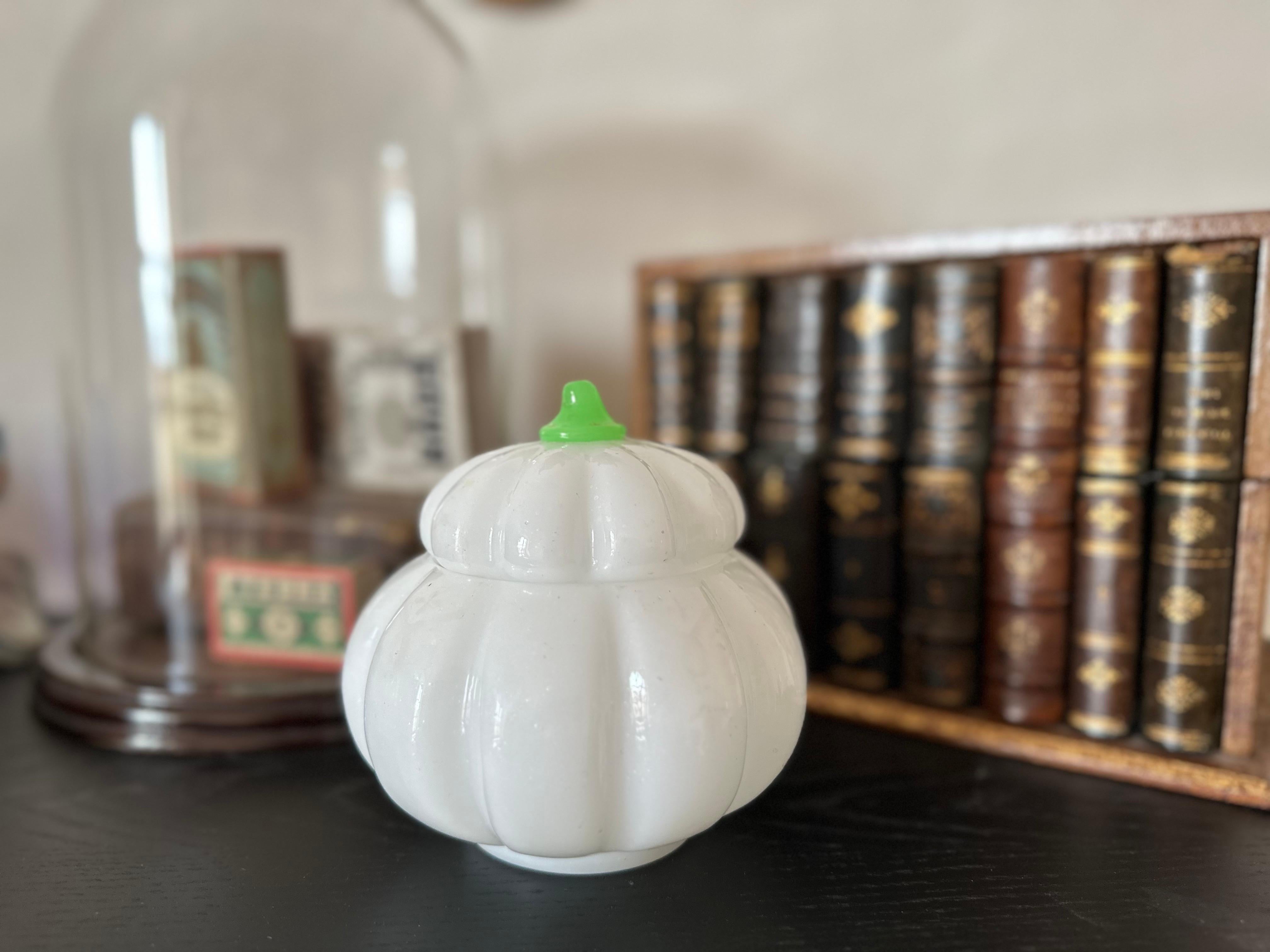 Ancien coffret à citrouille en verre opalin vert et blanc - époque Charles X en vente 6