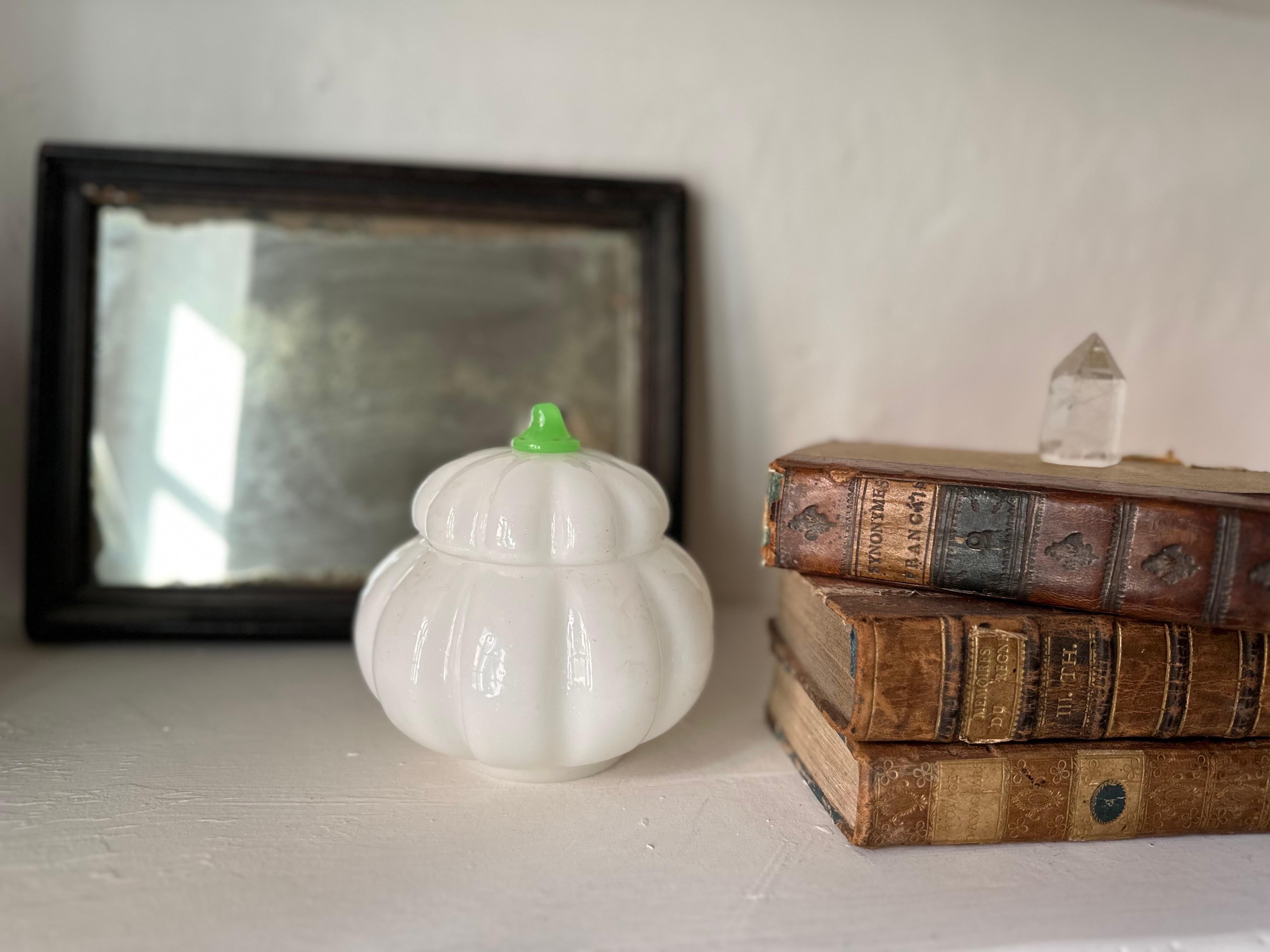 Ancien coffret à citrouille en verre opalin vert et blanc - époque Charles X en vente 7