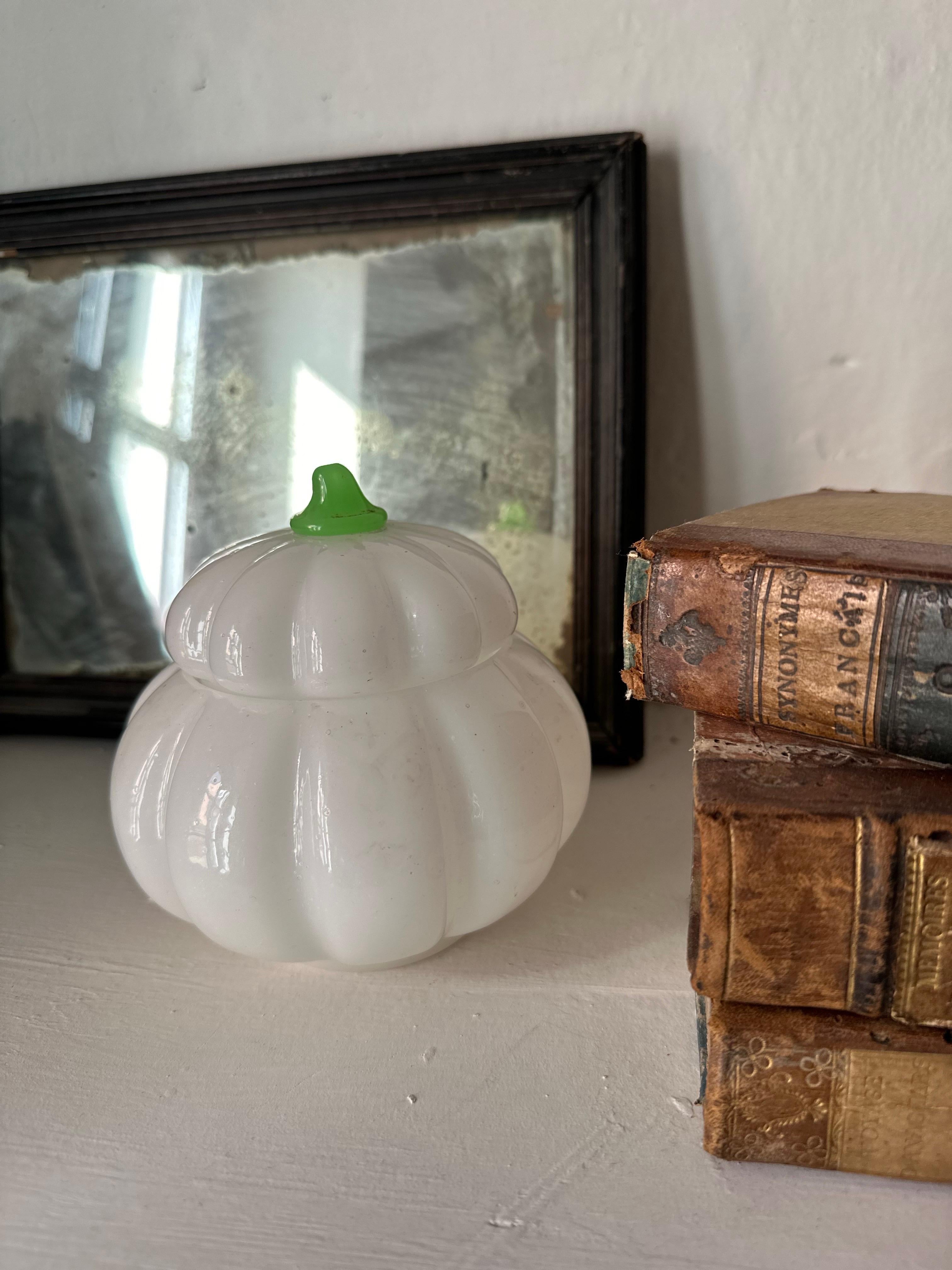 Ancien coffret à citrouille en verre opalin vert et blanc - époque Charles X en vente 9