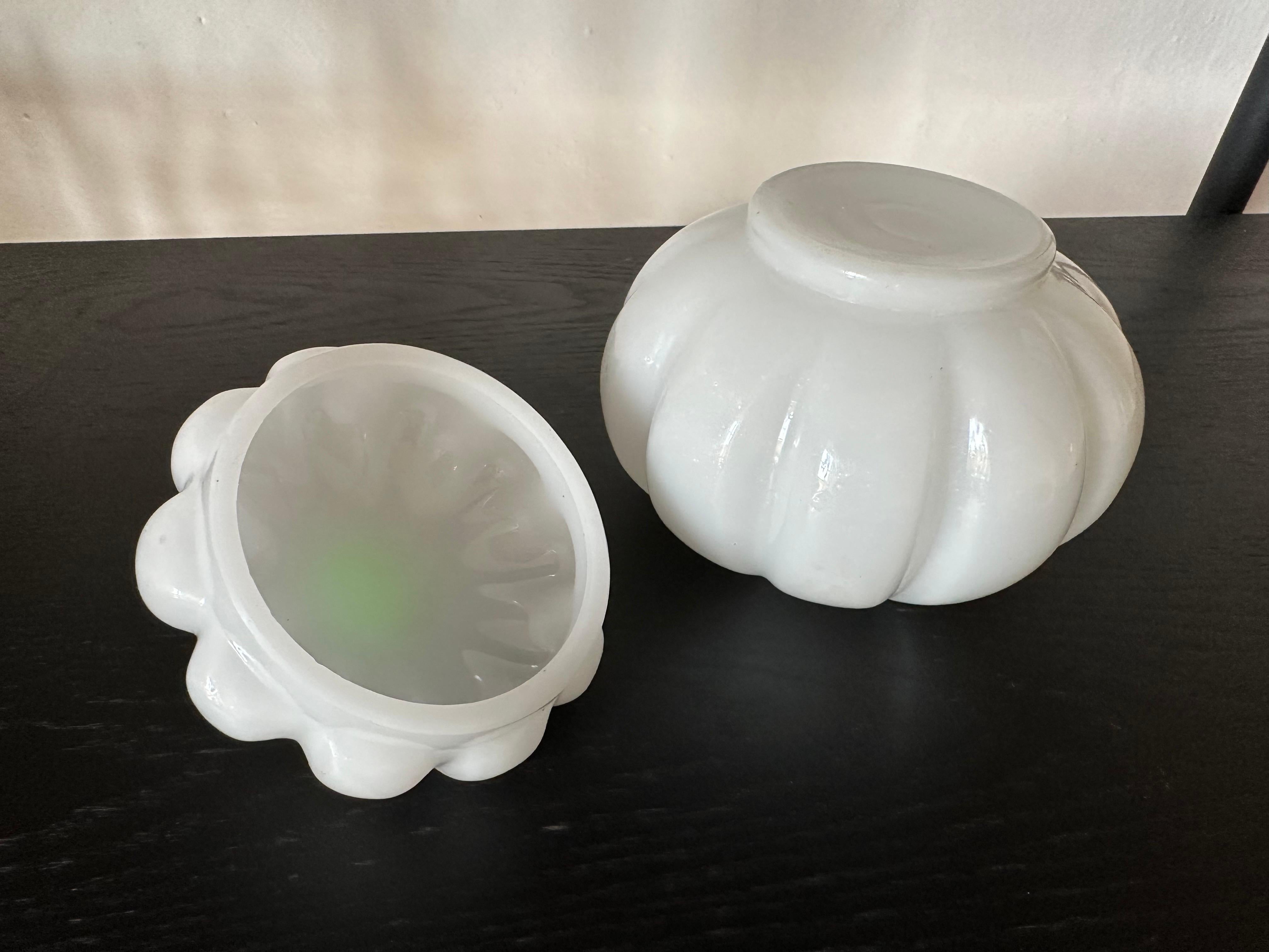 Ancien coffret à citrouille en verre opalin vert et blanc - époque Charles X en vente 10