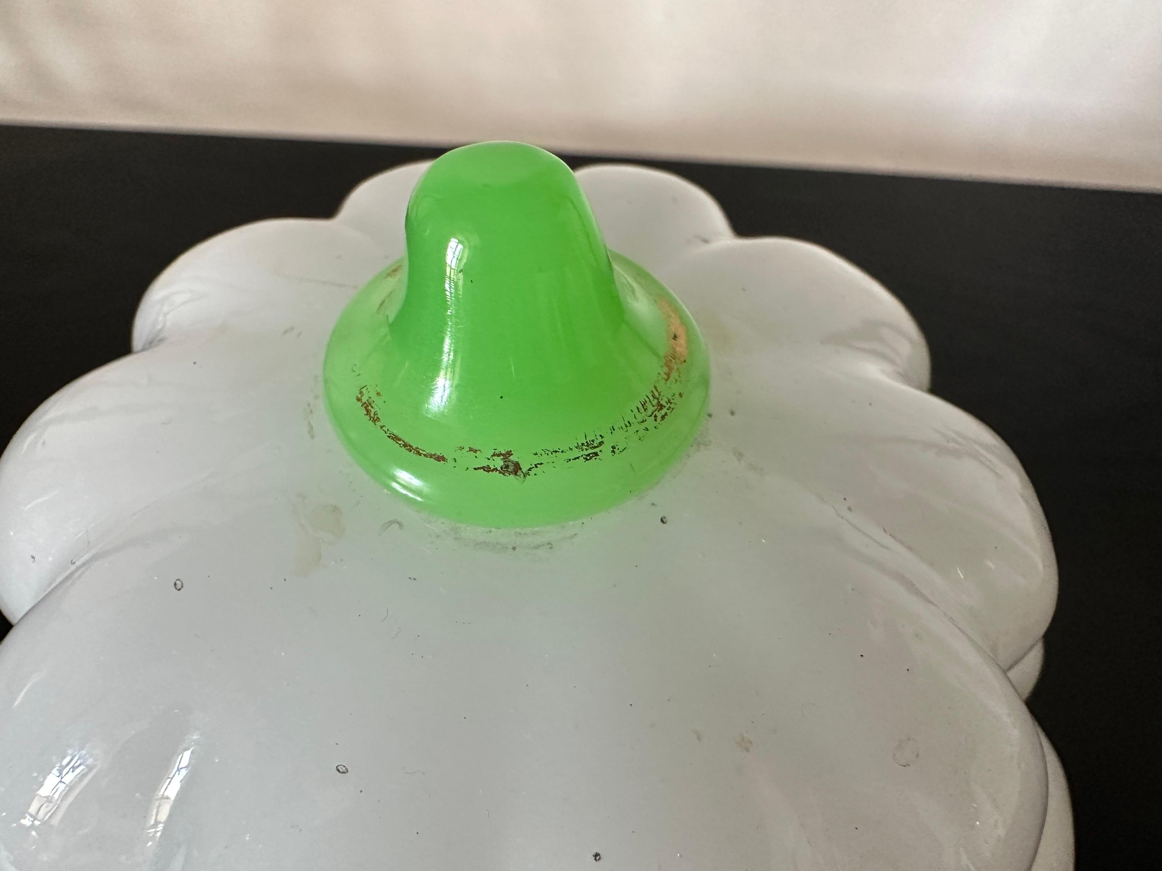 Français Ancien coffret à citrouille en verre opalin vert et blanc - époque Charles X en vente