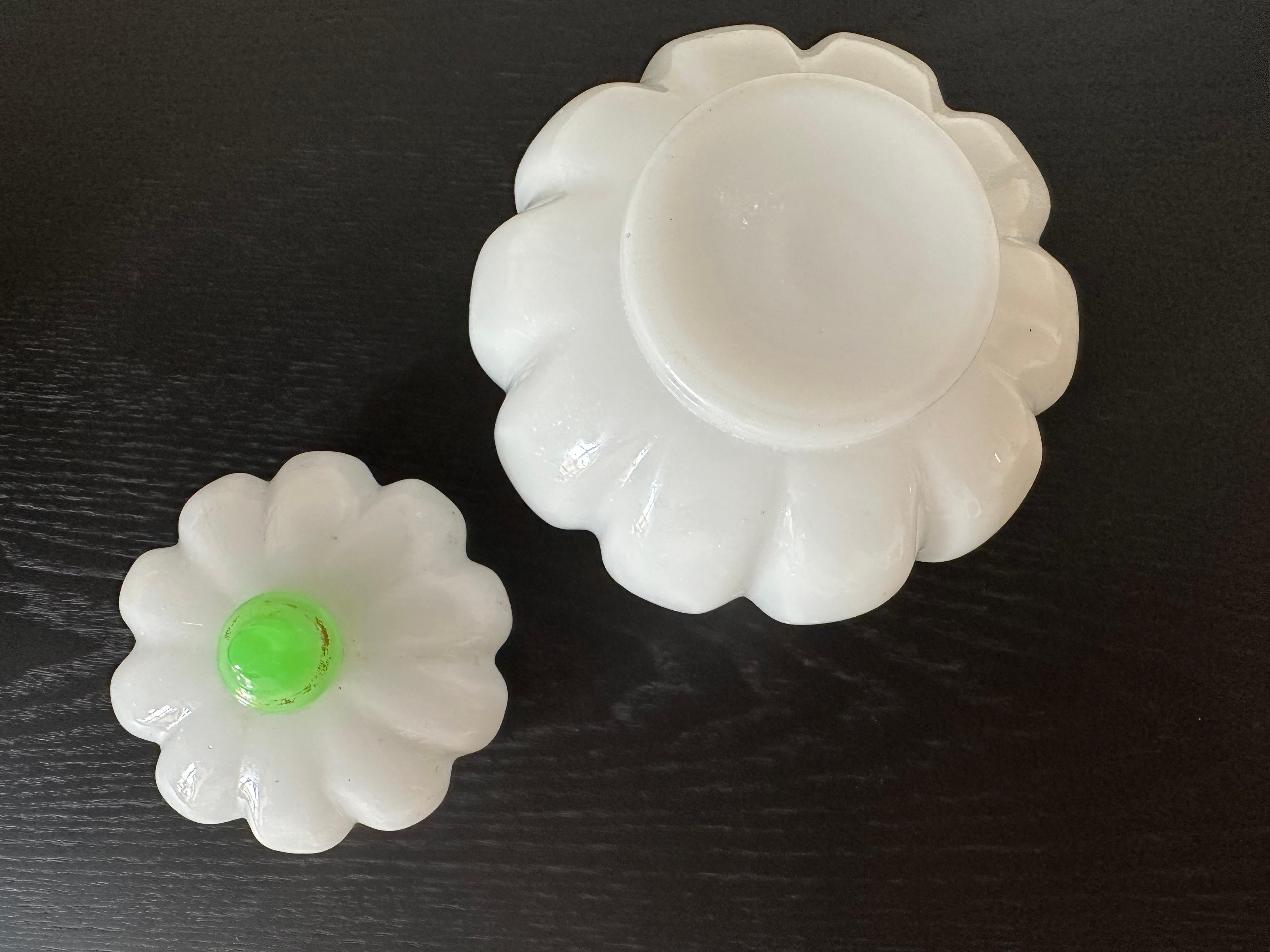 Ancien coffret à citrouille en verre opalin vert et blanc - époque Charles X Bon état - En vente à Hamburg, DE