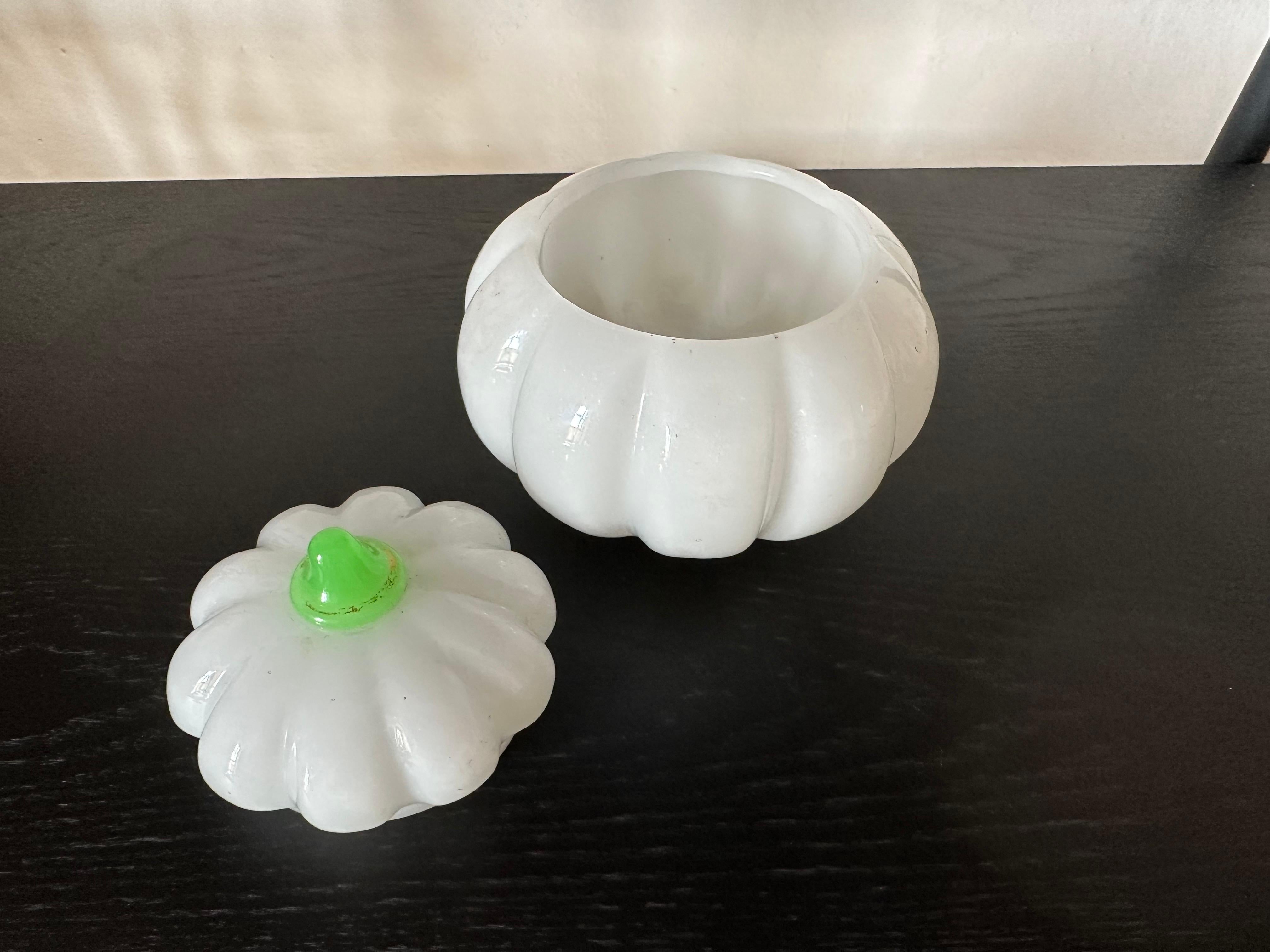 Début du XIXe siècle Ancien coffret à citrouille en verre opalin vert et blanc - époque Charles X en vente