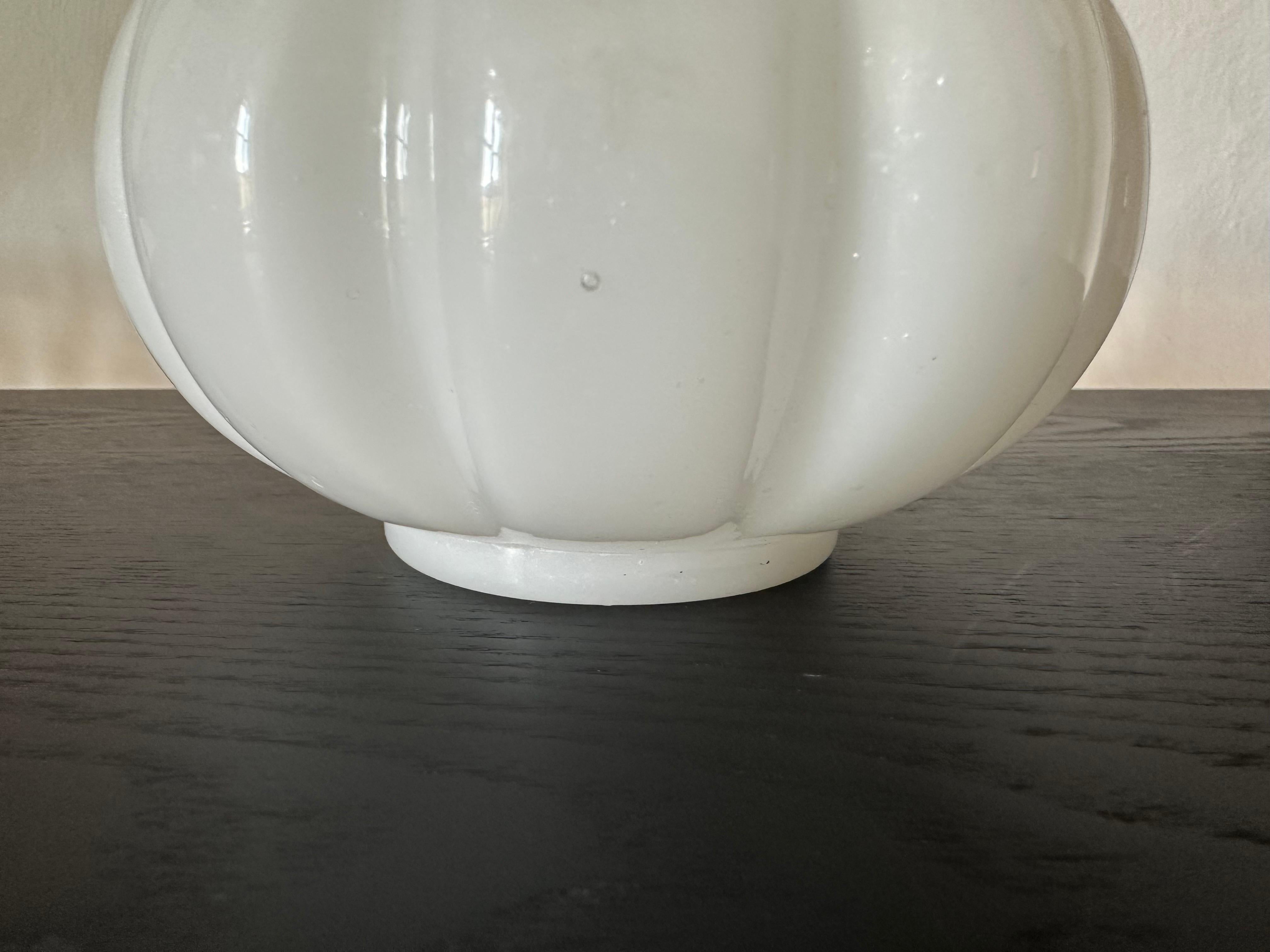 Verre opalin Ancien coffret à citrouille en verre opalin vert et blanc - époque Charles X en vente
