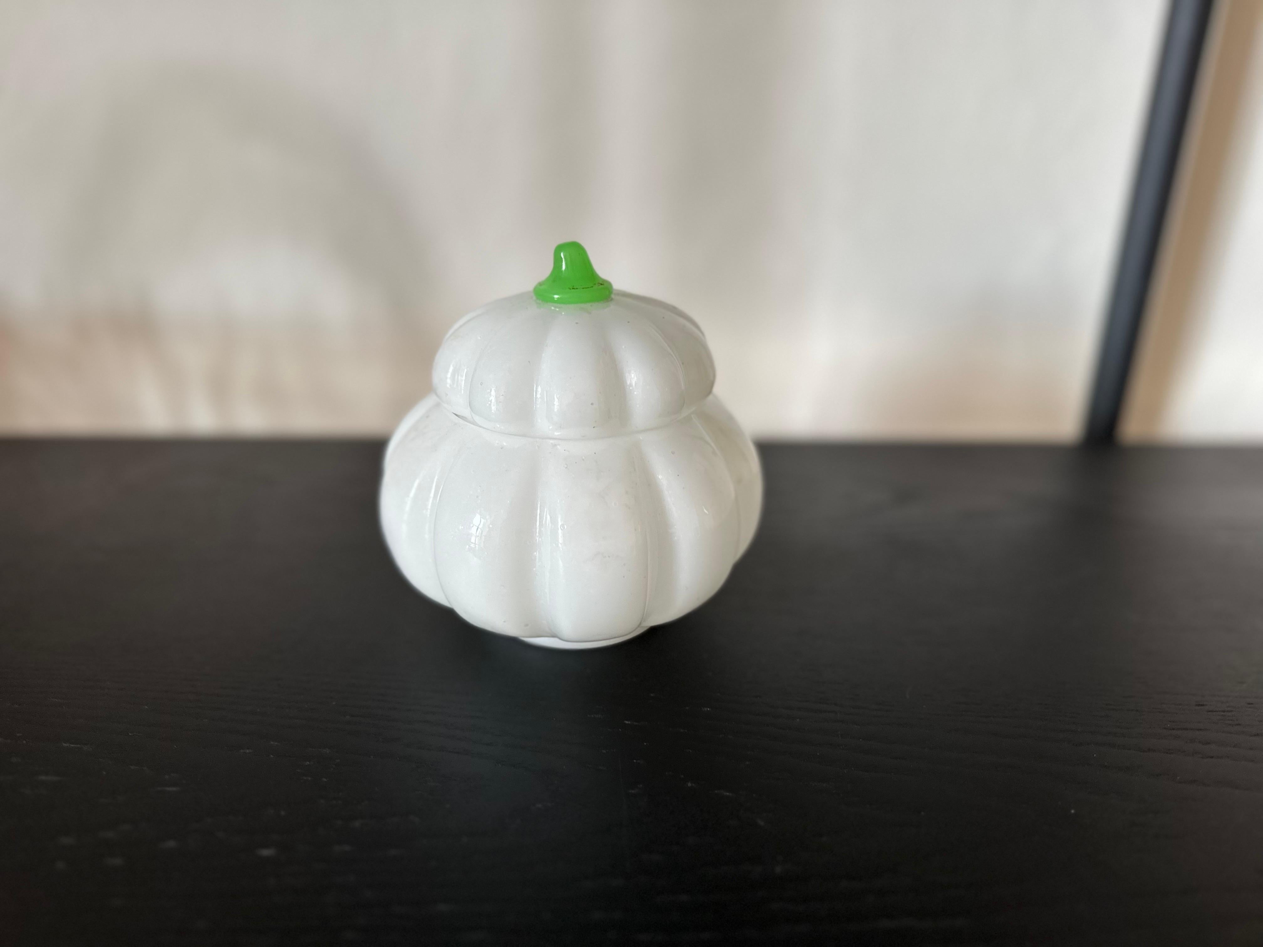 Ancien coffret à citrouille en verre opalin vert et blanc - époque Charles X en vente 1