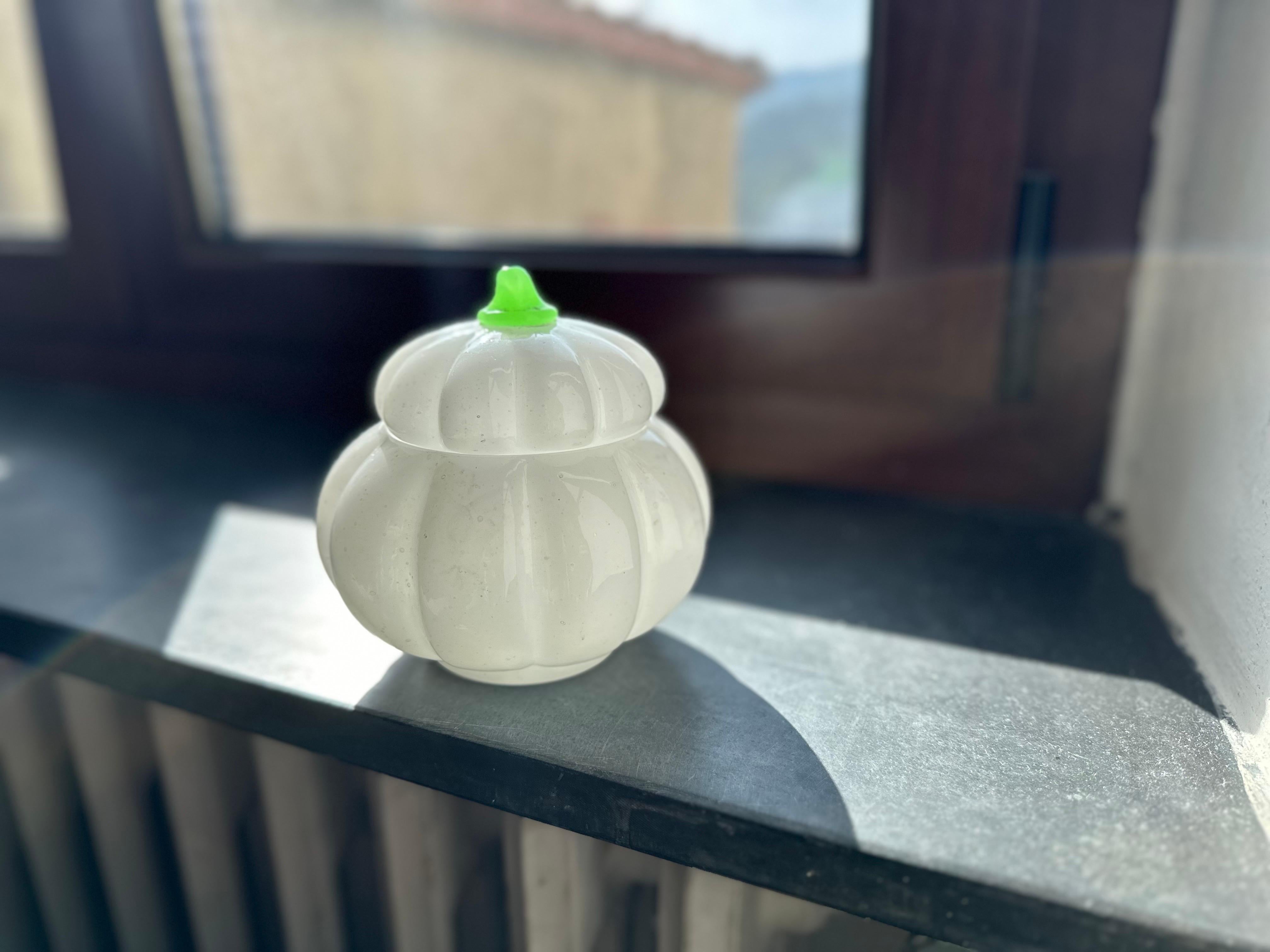 Ancien coffret à citrouille en verre opalin vert et blanc - époque Charles X en vente 3