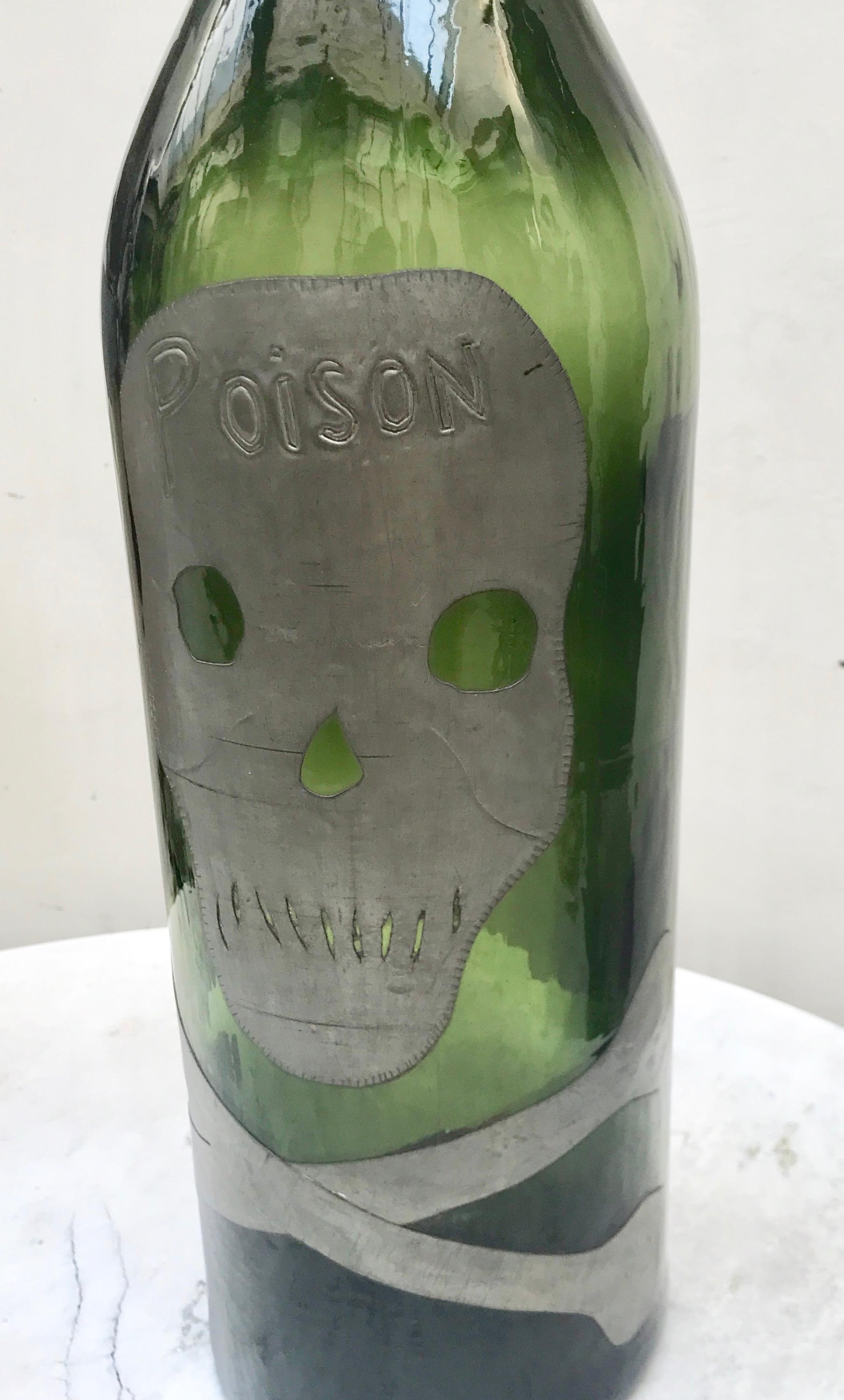 Antique French Green Glass Skull and Crossbones Poison Bottle In Good Condition For Sale In Antwerp, BE