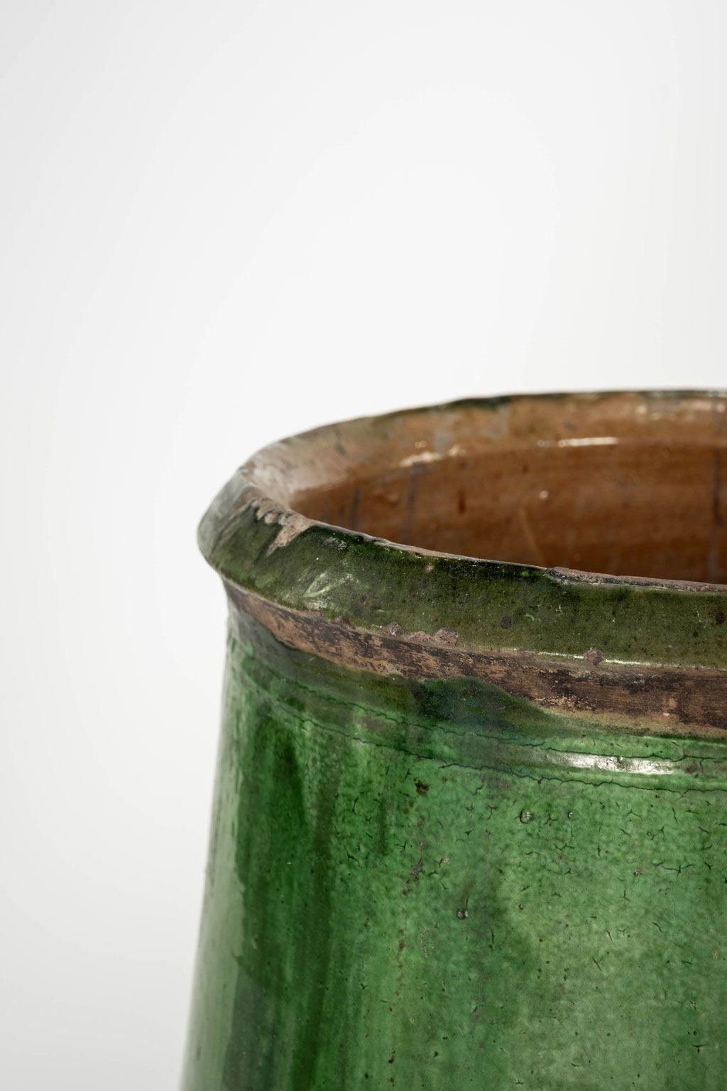 Antico vaso francese in terracotta smaltata verde risalente al XIX secolo. Le 