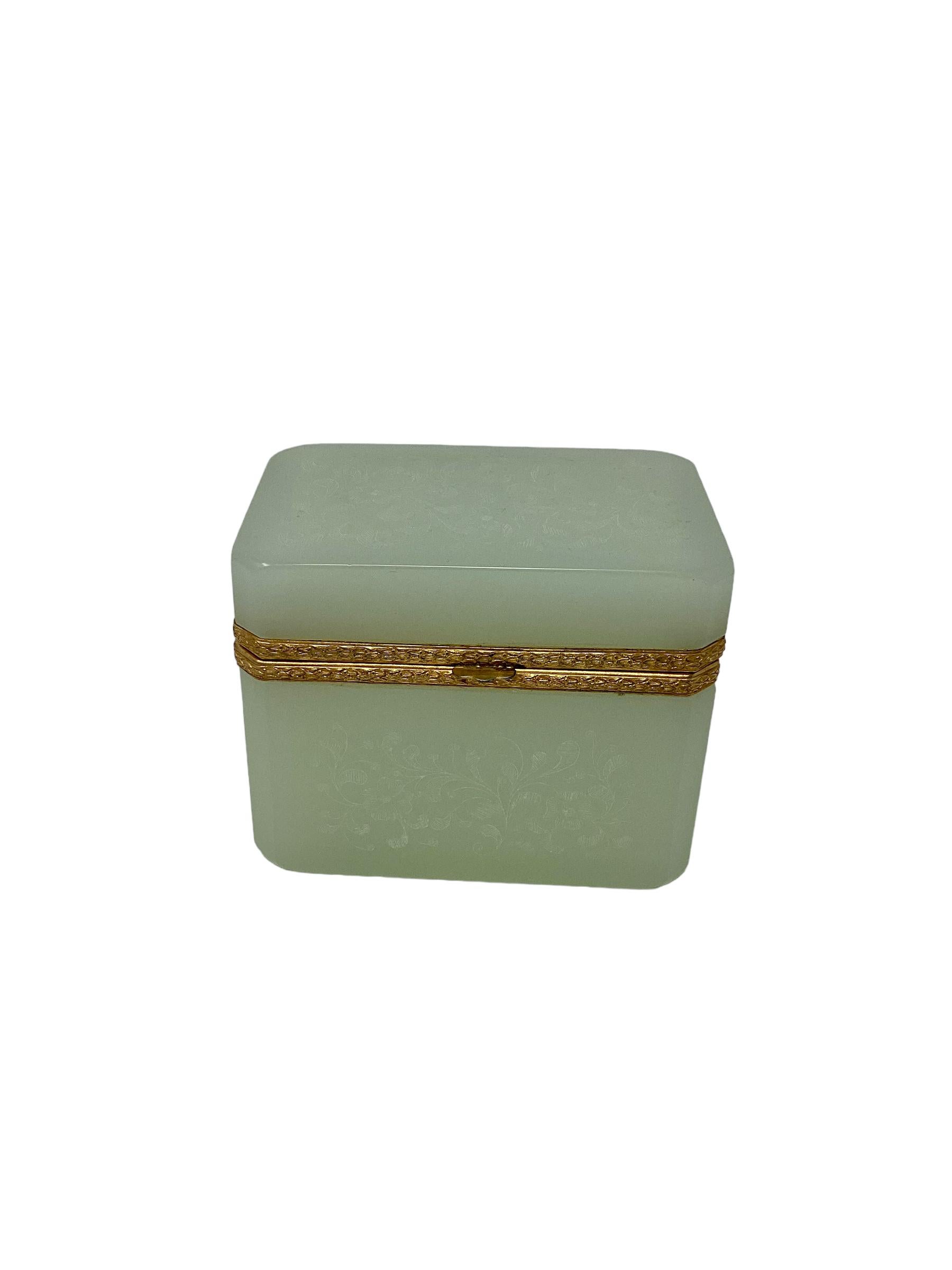 Boîte ancienne en opaline verte avec décor gravé. Verre opalin vert pâle, avec décor gravé en volutes sur le verre et montures en bronze doré.