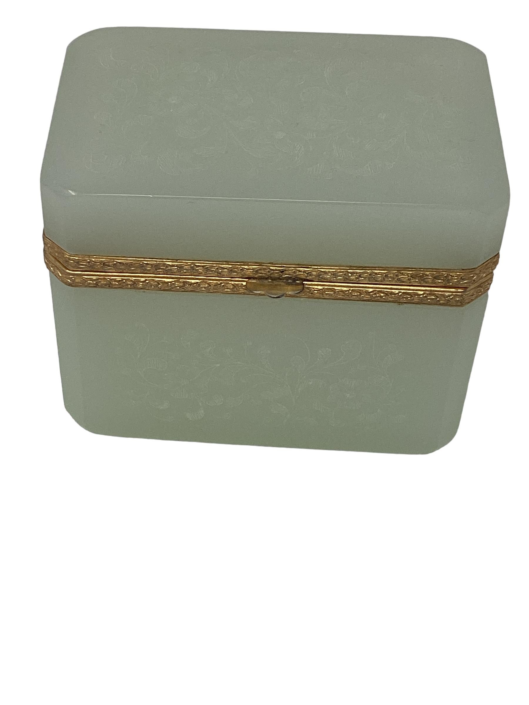 Français Ancienne boîte française en opaline verte avec décoration gravée  en vente