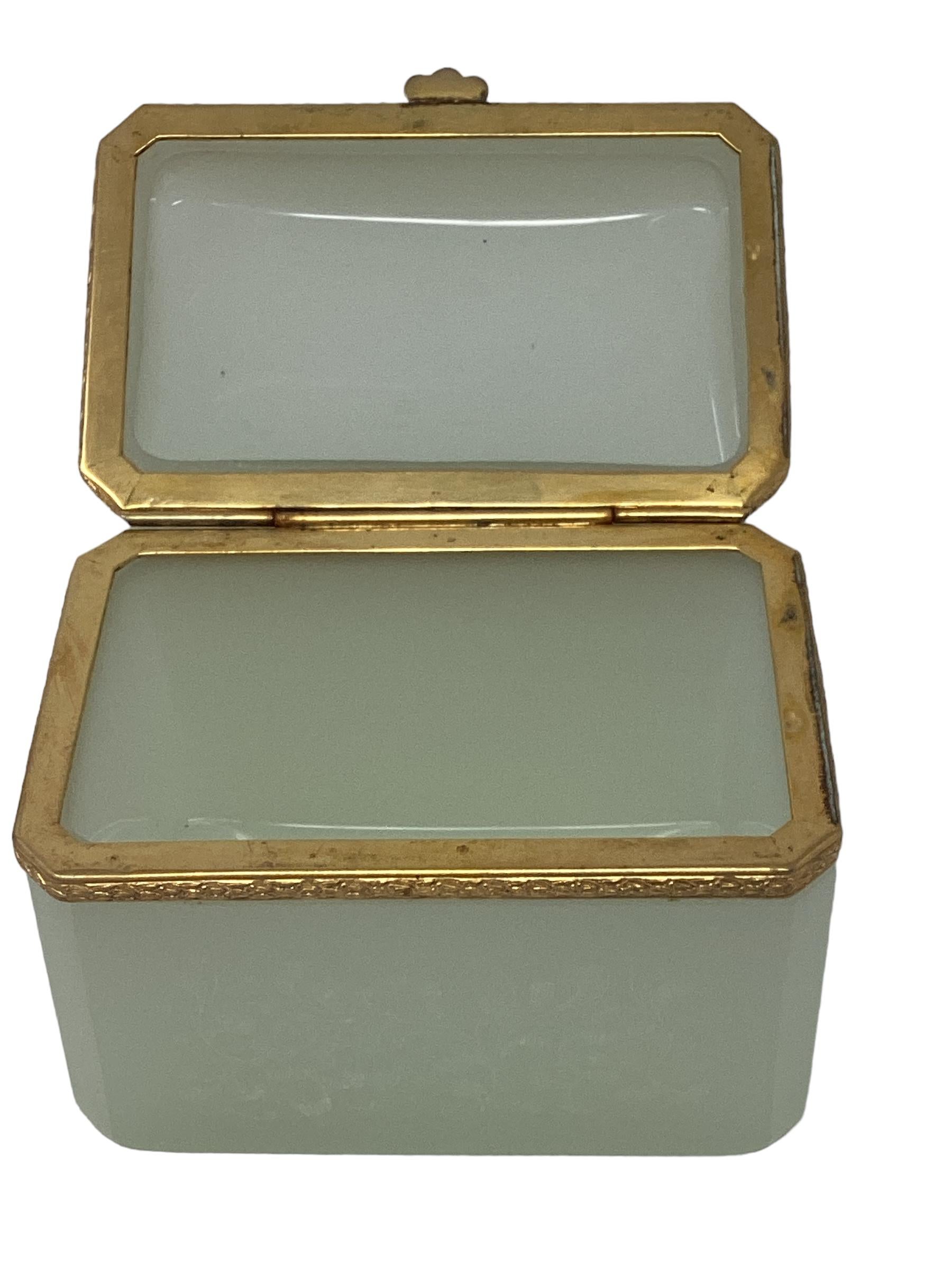Verre opalin Ancienne boîte française en opaline verte avec décoration gravée  en vente