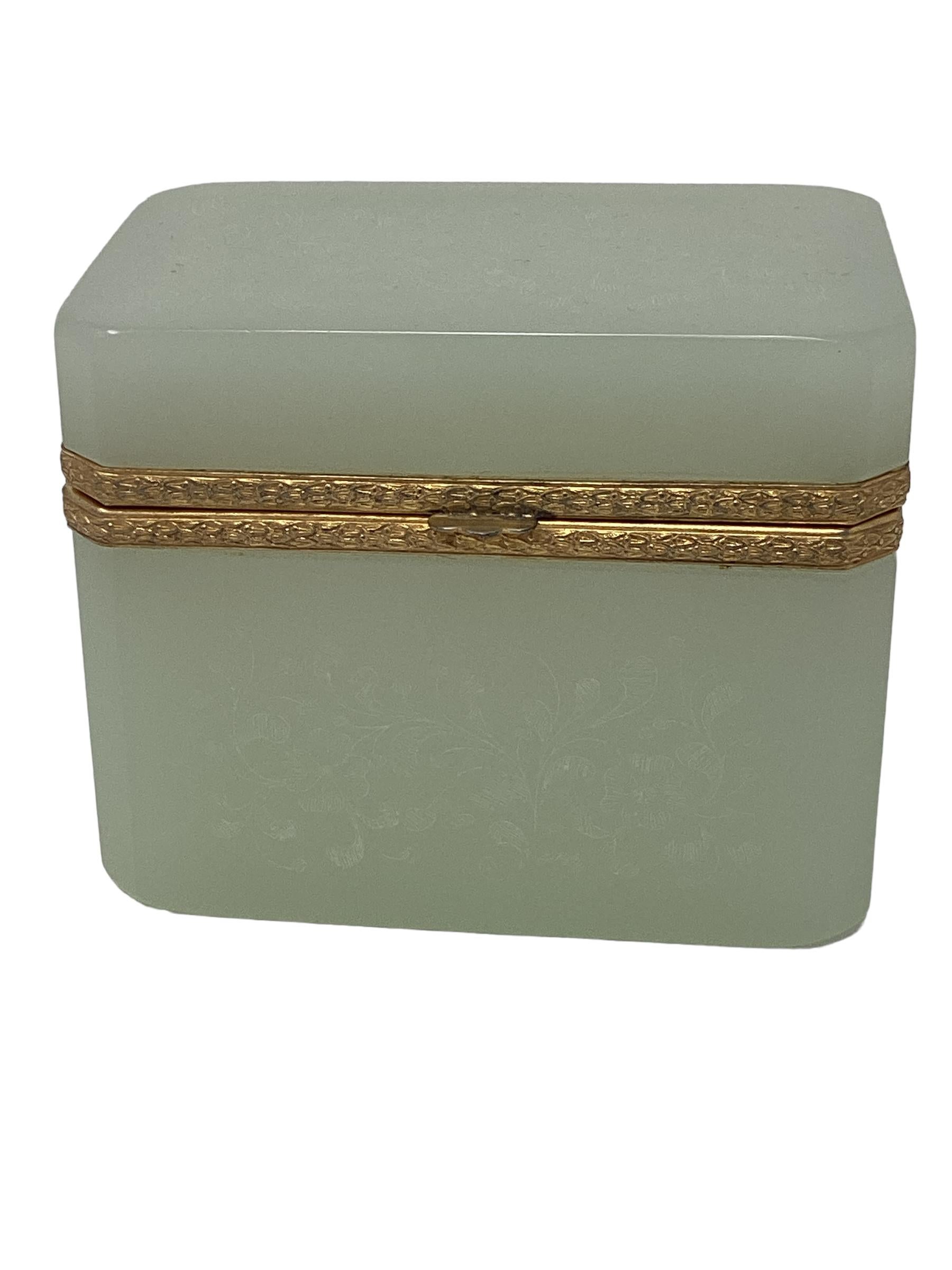 Ancienne boîte française en opaline verte avec décoration gravée  en vente 1