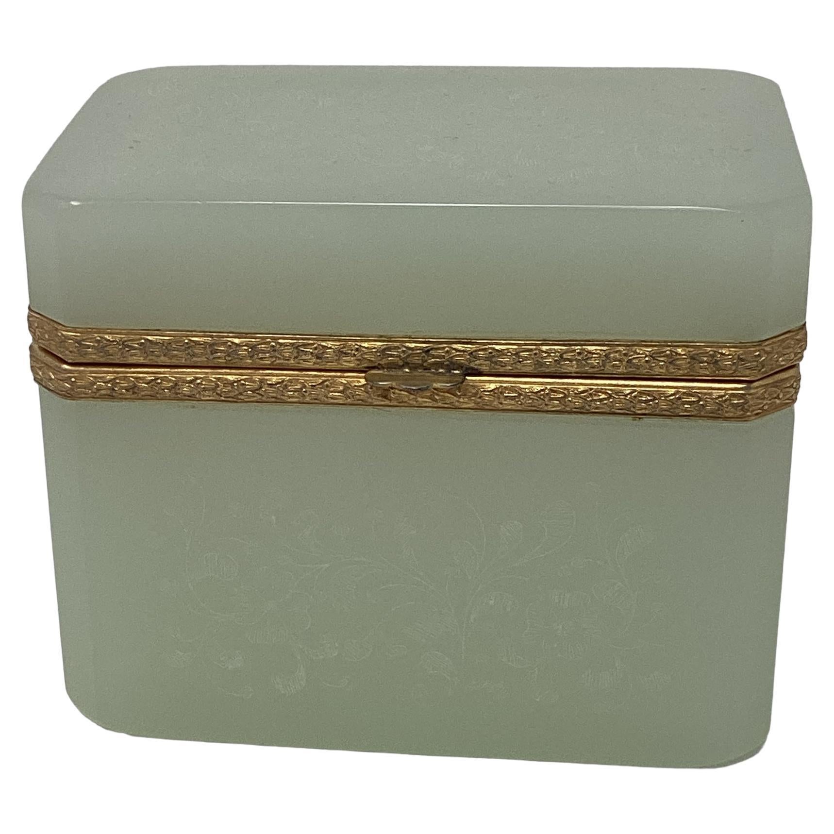Ancienne boîte française en opaline verte avec décoration gravée  en vente
