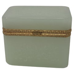 Ancienne boîte française en opaline verte avec décoration gravée 