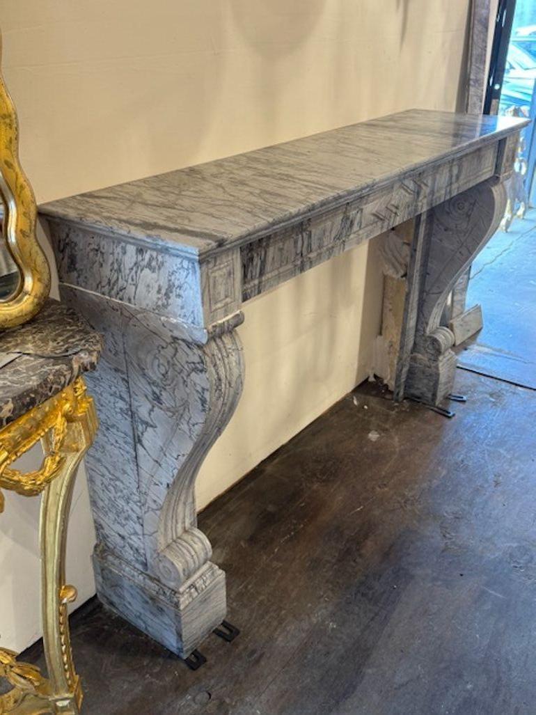 Français Cheminée ancienne française en marbre gris en vente