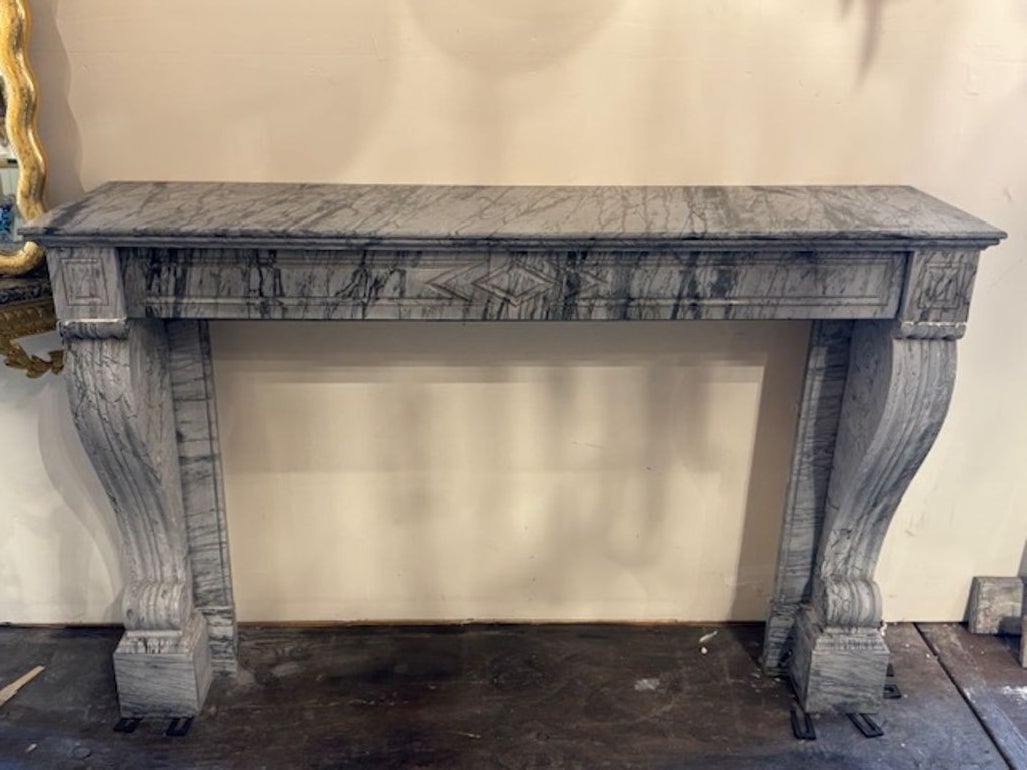 Cheminée ancienne française en marbre gris en vente