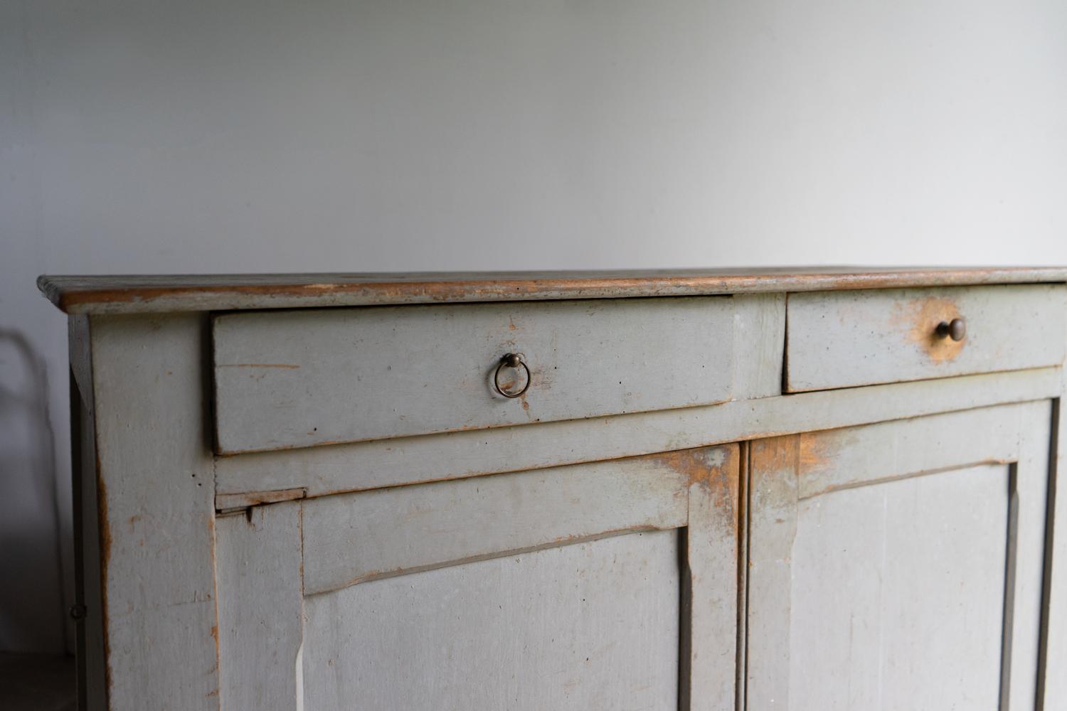 Ancien buffet français en noyer peint en gris, 19ème siècle en vente 3