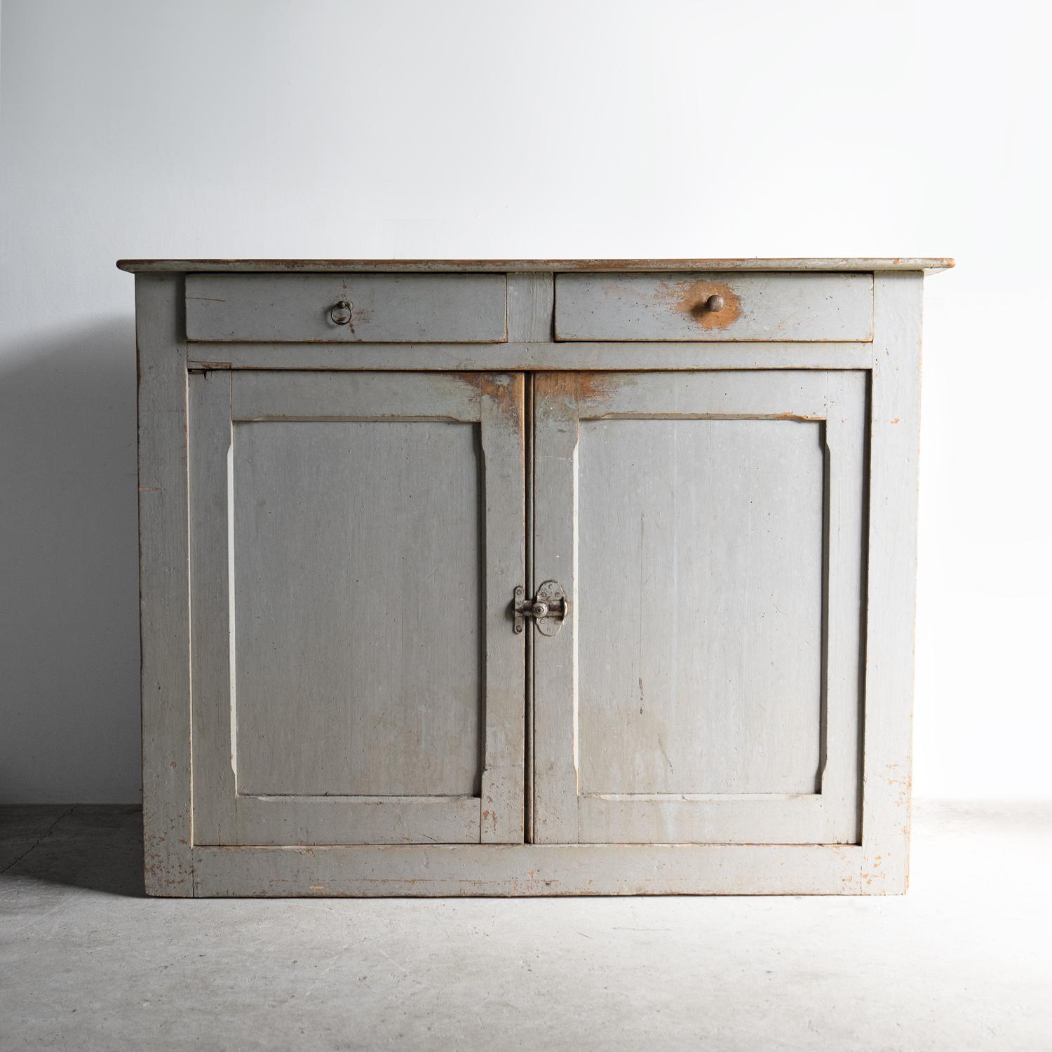 ARMOIRE FRANÇAISE ANCIENNE

Construite en grande partie en noyer, elle a été peinte il y a assez longtemps d'une peinture grise typiquement française, qui s'est ensuite naturellement usée avec l'âge et l'usage, avec un grand effet esthétique.

Deux