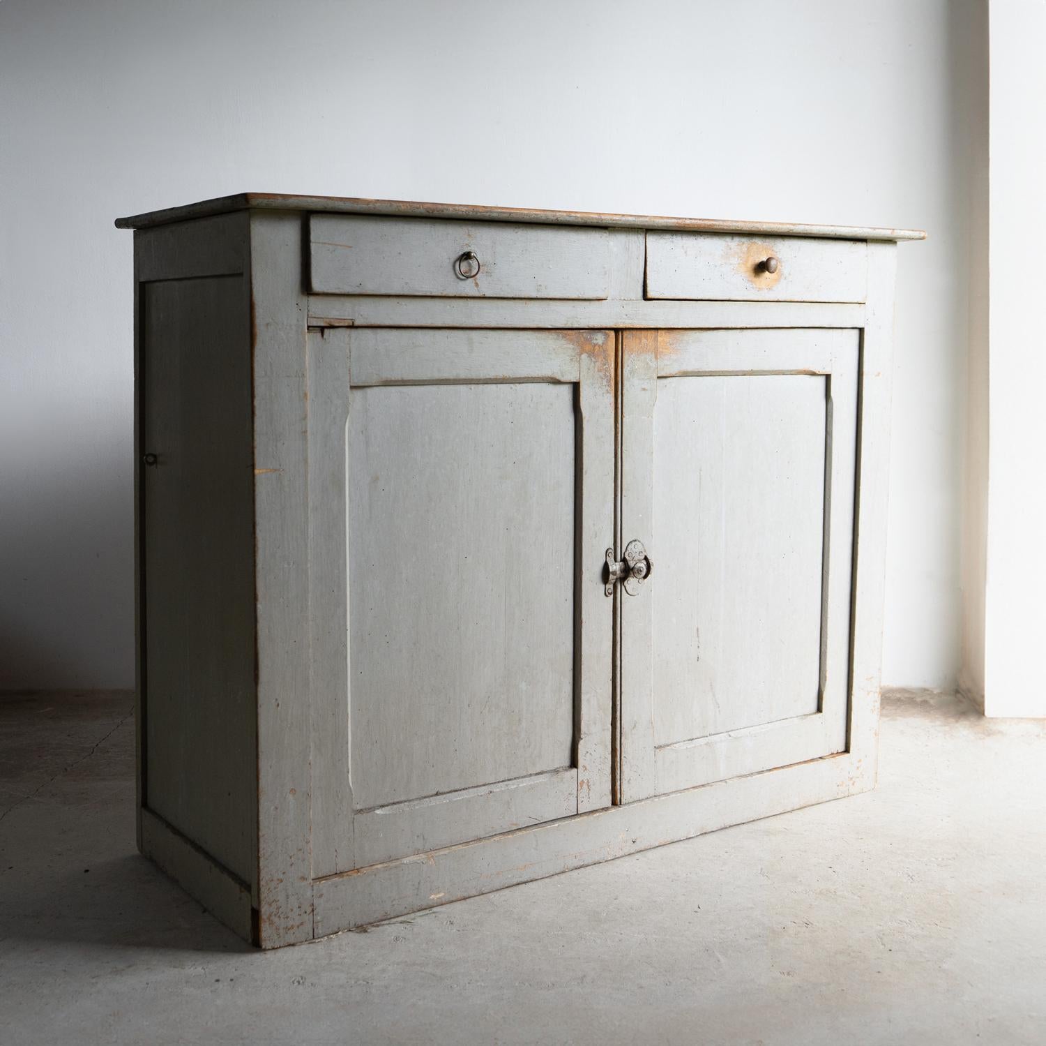 Français Ancien buffet français en noyer peint en gris, 19ème siècle en vente