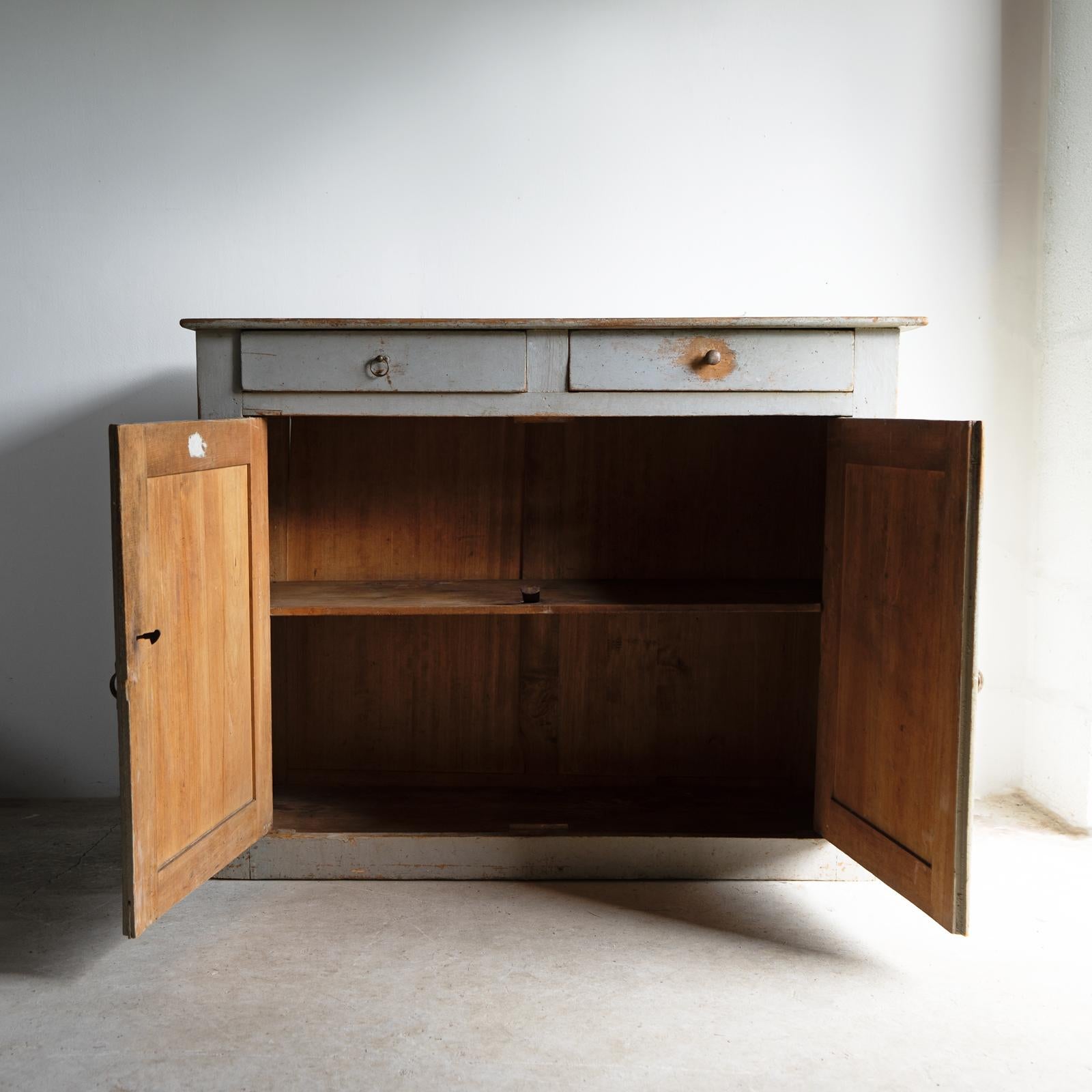 Francese Antique French, mobile buffet in noce dipinto di grigio, 19° secolo in vendita