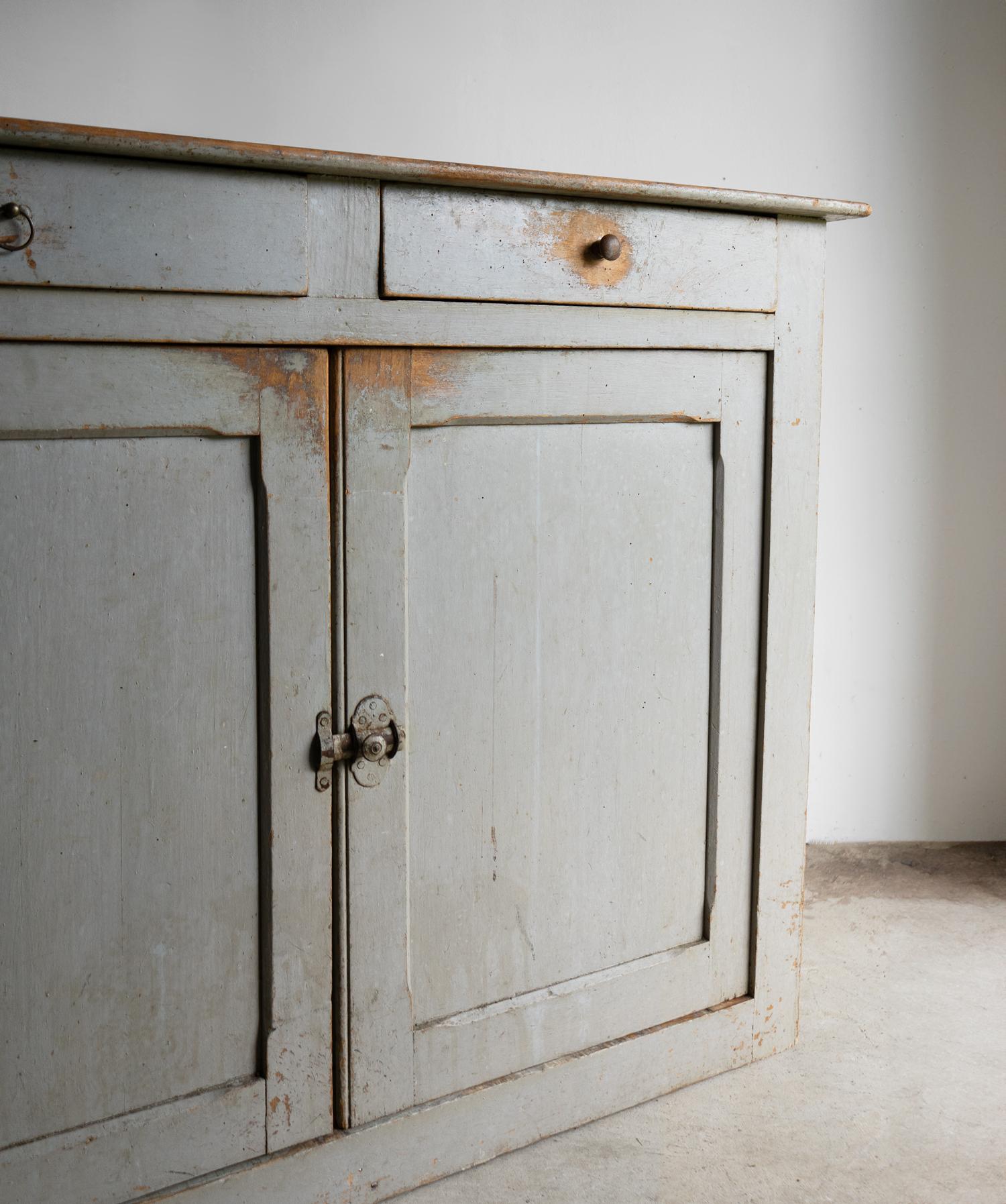 Ancien buffet français en noyer peint en gris, 19ème siècle Bon état - En vente à Bristol, GB