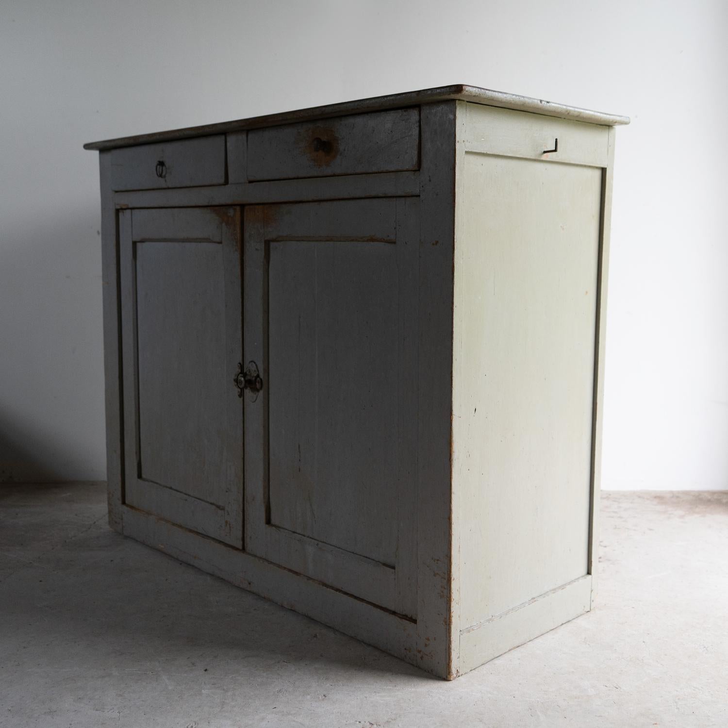 XIXe siècle Ancien buffet français en noyer peint en gris, 19ème siècle en vente