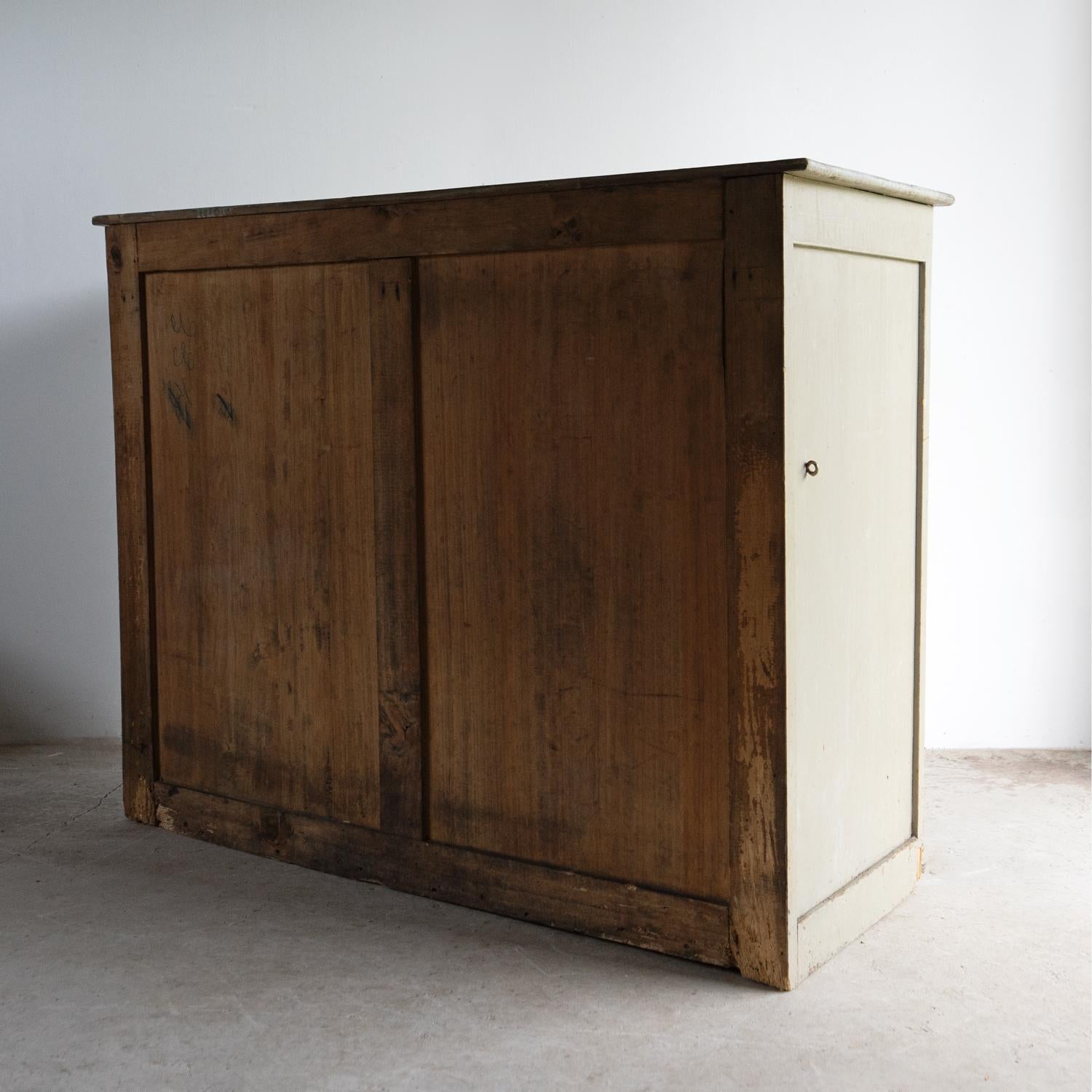 XIX secolo Antique French, mobile buffet in noce dipinto di grigio, 19° secolo in vendita