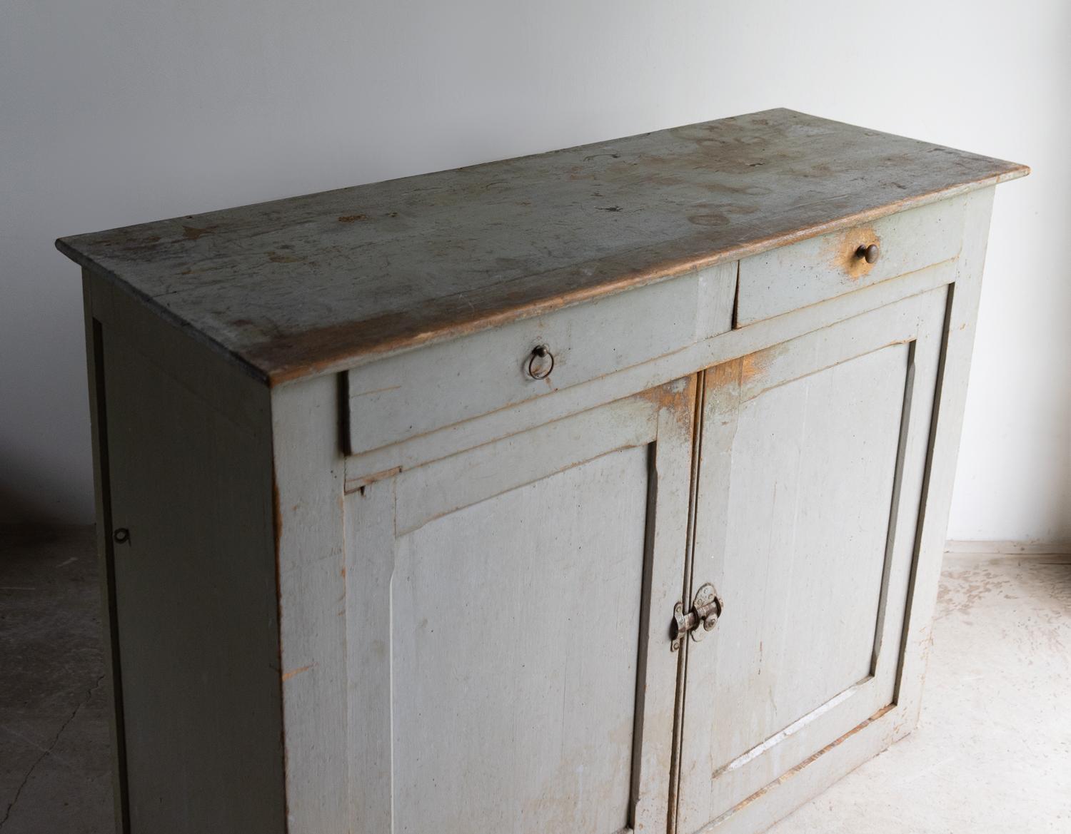 Ancien buffet français en noyer peint en gris, 19ème siècle en vente 2