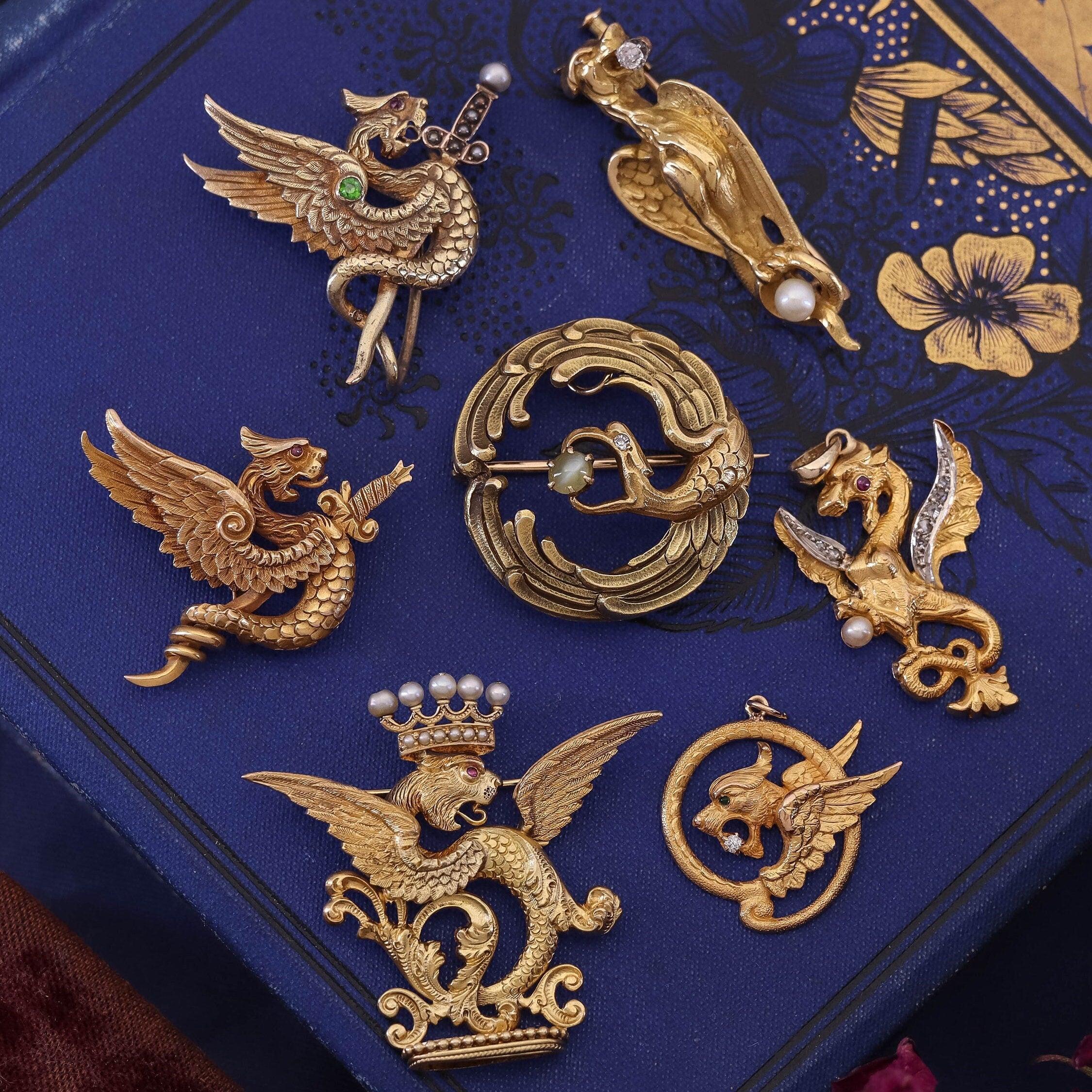 Antike französische Griffin-Brosche aus 18 Karat Gold (Rundschliff) im Angebot