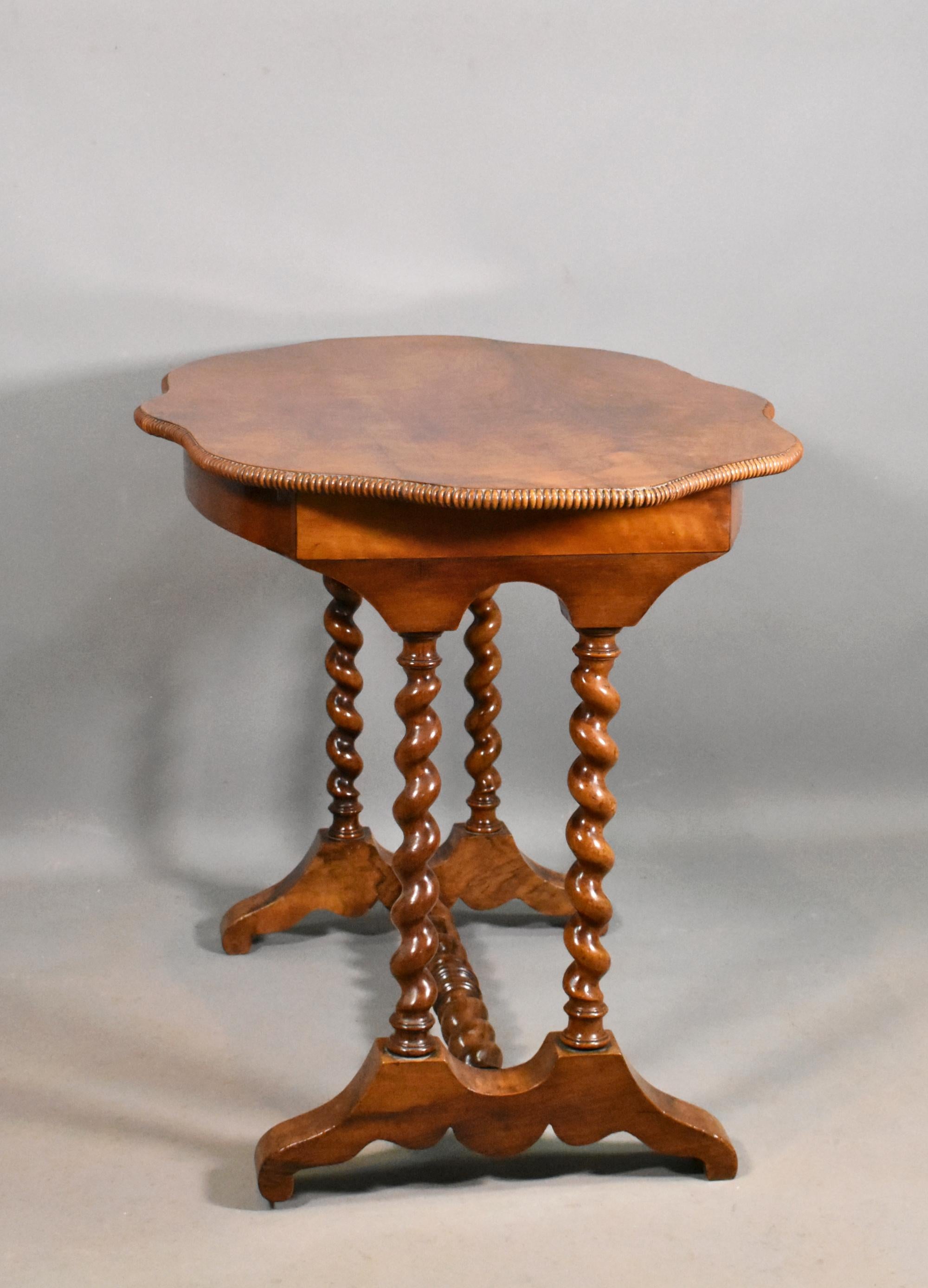 Antique French Gueridon Tavolo da Centro in Noce in vendita 7