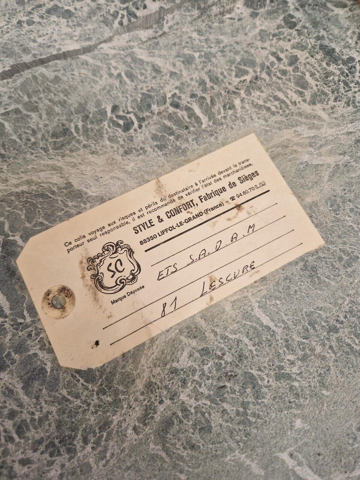 Añade un toque de historia a tu hogar con esta antigua Mesa Gueridón Francesa Estilo Imperio. La pieza artesanal está bellamente diseñada con tallas intrincadas y hecha de madera chapada de caoba. El acabado en bronce antiguo realza la belleza de la