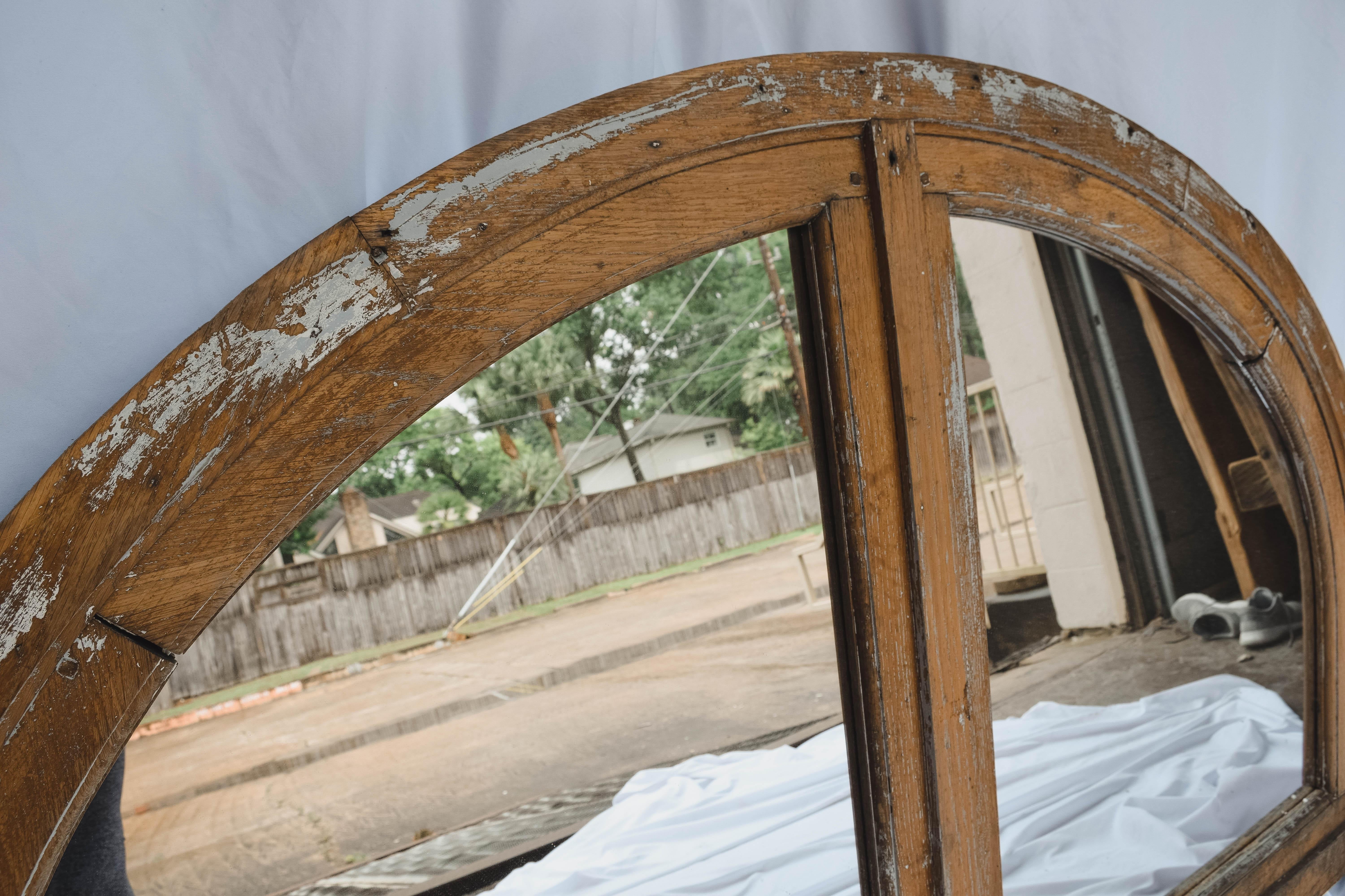 Dieser in Frankreich gefundene große antike halbrunde Fensterflügel aus bemaltem Holz wurde zu einem Spiegel umfunktioniert. Dieses wunderschöne antike französische Halbmond-Fenster/Spiegel besteht aus einem bemalten Holzflügel, der in zwei Hälften