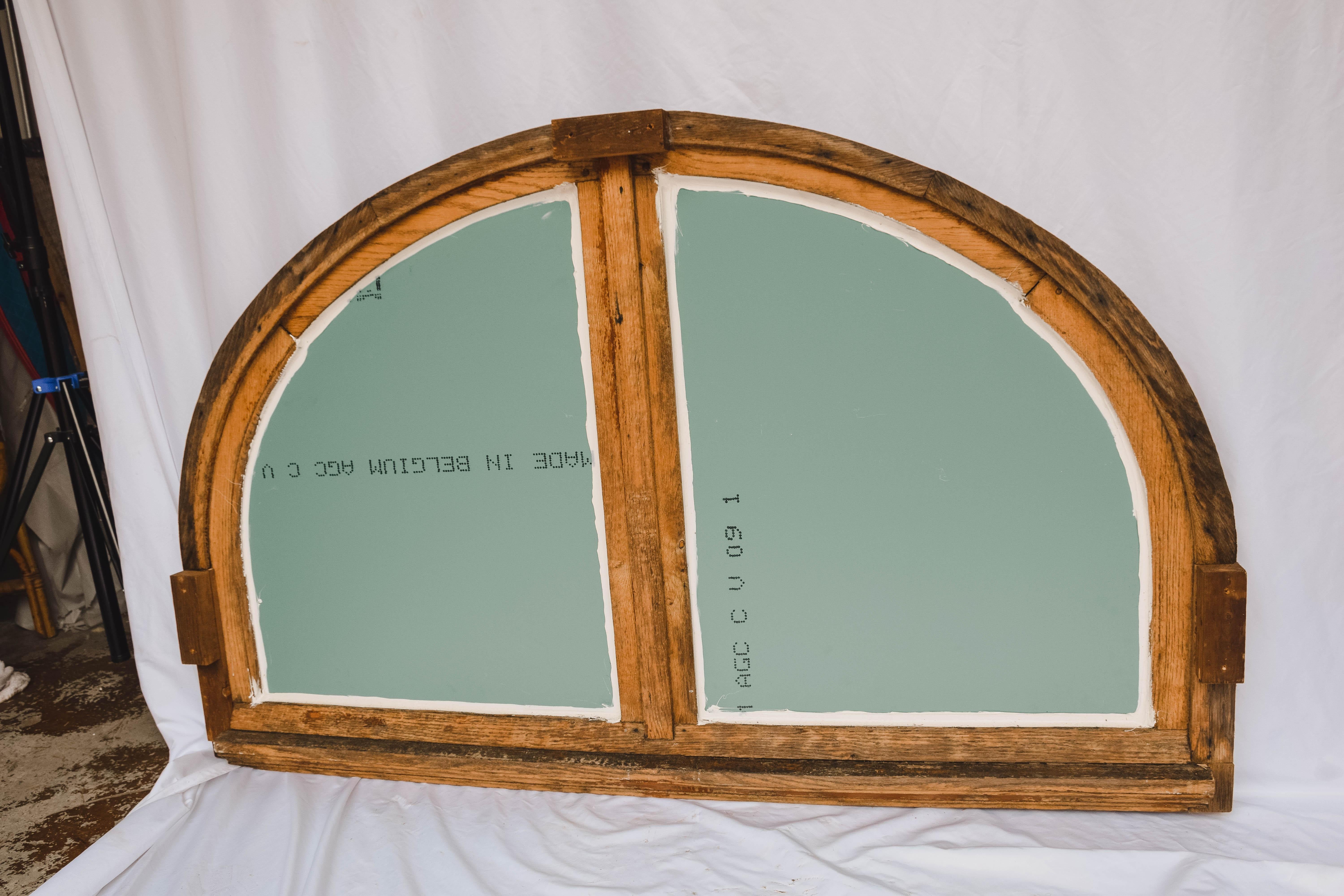 Trouvé en France, ce grand battant de fenêtre demi-rond en bois peint a été transformé en miroir. Cette magnifique fenêtre/miroir ancienne en demi-lune présente un battant en bois peint divisé en deux moitiés. Cette pièce a conservé une grande