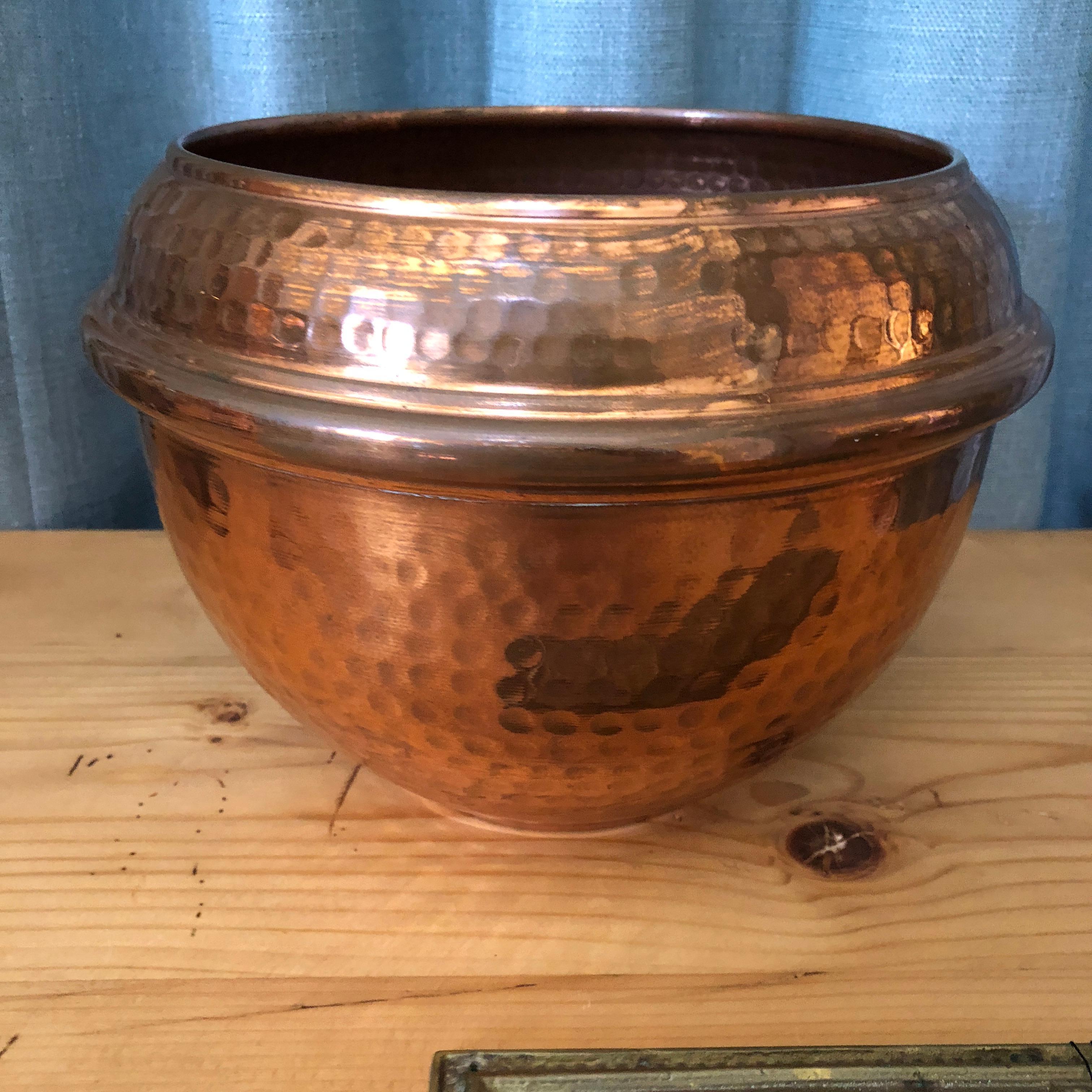 A beautiful French hammered copper pot, with protruding smooth copper binding and exceptional condition patina. At the base of this jug, it has a 'Villedieu, France,' stamped makers mark. This piece has a matching French hammered copper pitcher/ jug