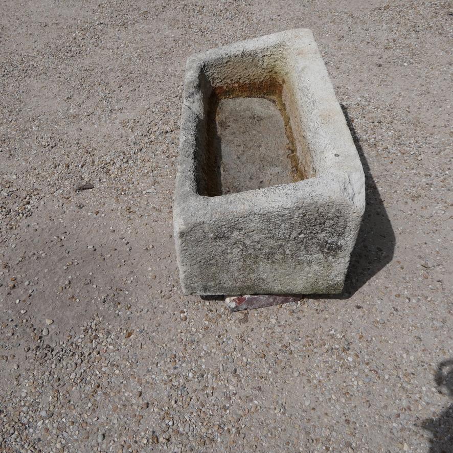 Francese Antique French, scolpito a mano in pietra calcarea, è un abbeveratoio o una fioriera in vendita