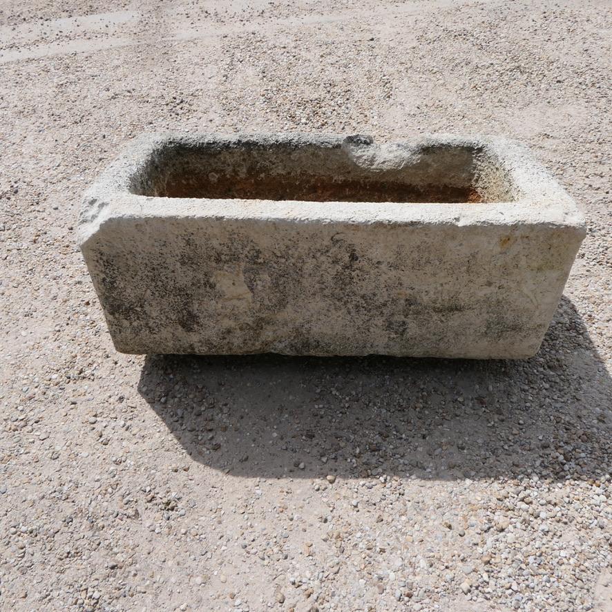 Antique French, scolpito a mano in pietra calcarea, è un abbeveratoio o una fioriera In condizioni discrete in vendita a COULLONS, FR