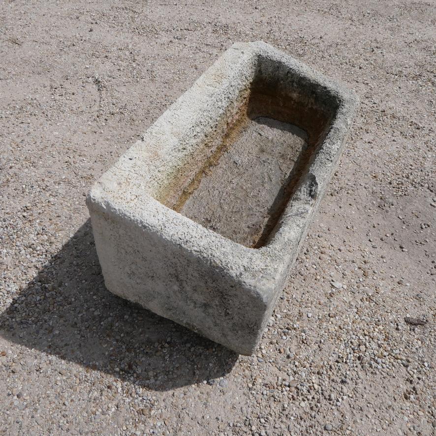 XIX secolo Antique French, scolpito a mano in pietra calcarea, è un abbeveratoio o una fioriera in vendita