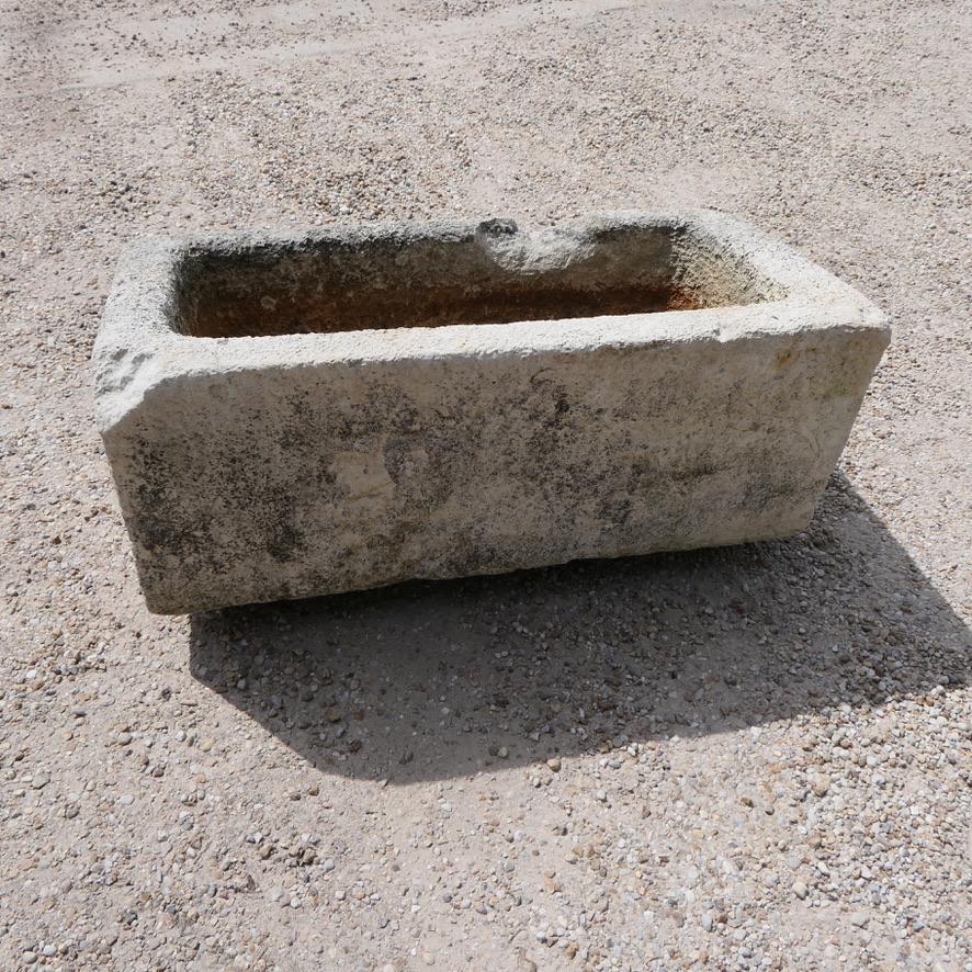 Antique French, scolpito a mano in pietra calcarea, è un abbeveratoio o una fioriera in vendita 1