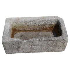 Ancienne auge ou jardinière en pierre calcaire sculptée à la main par des Français
