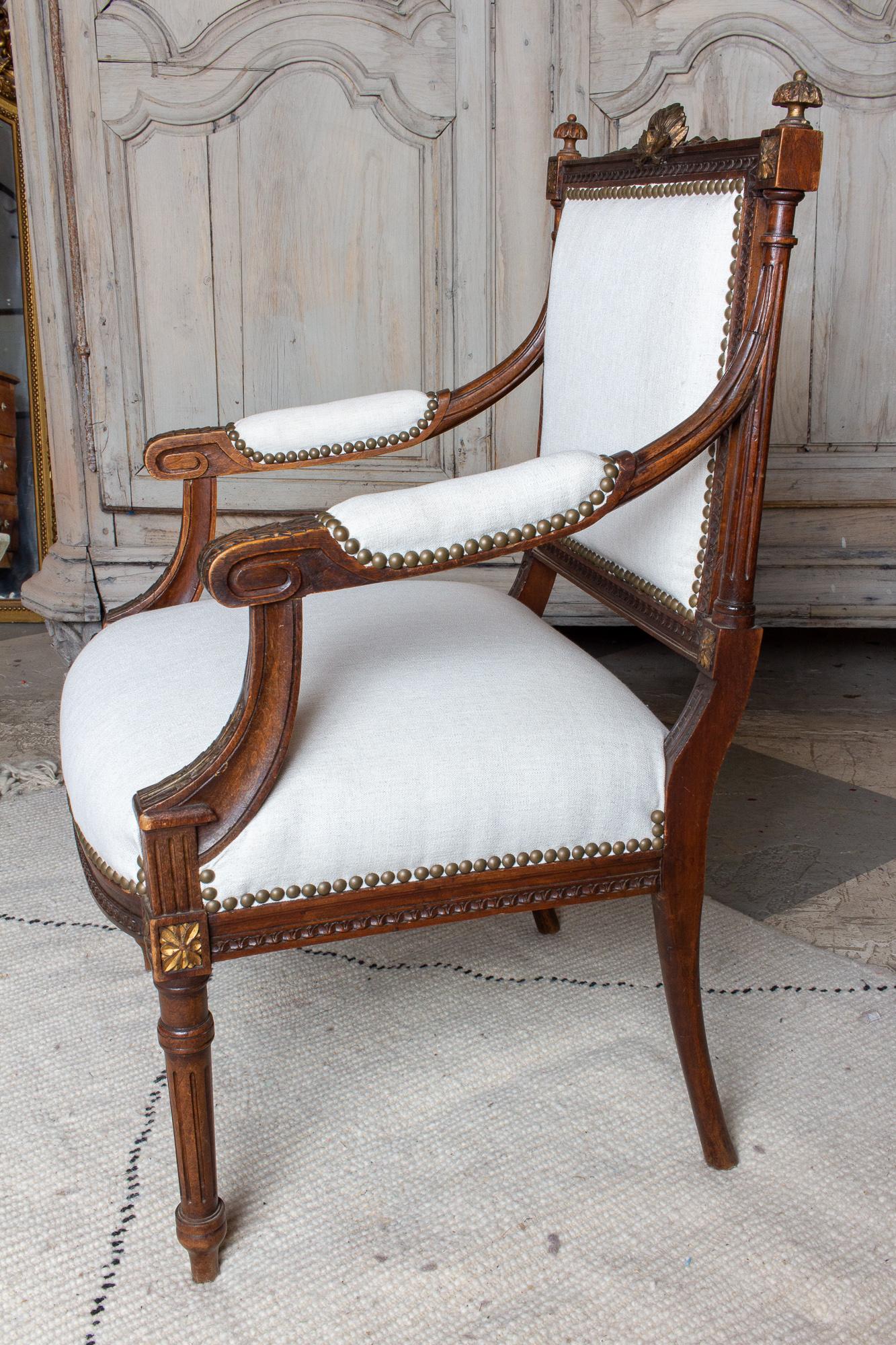 Antique French Hand-Carved Louis XVI Armchairs with Gilt Details in Linen In Good Condition In Houston, TX