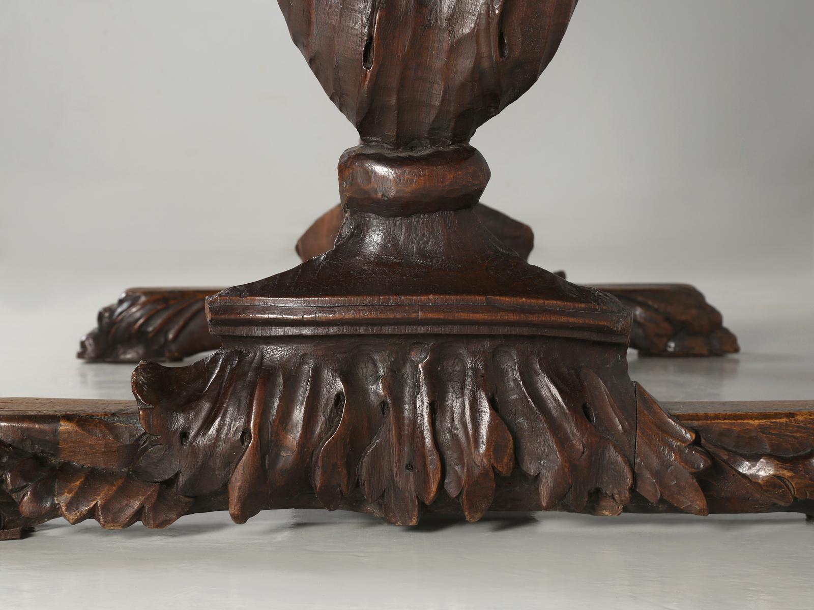 Ancienne table à manger à tréteaux française en noyer massif sculpté à la main, restaurée en interne en vente 2