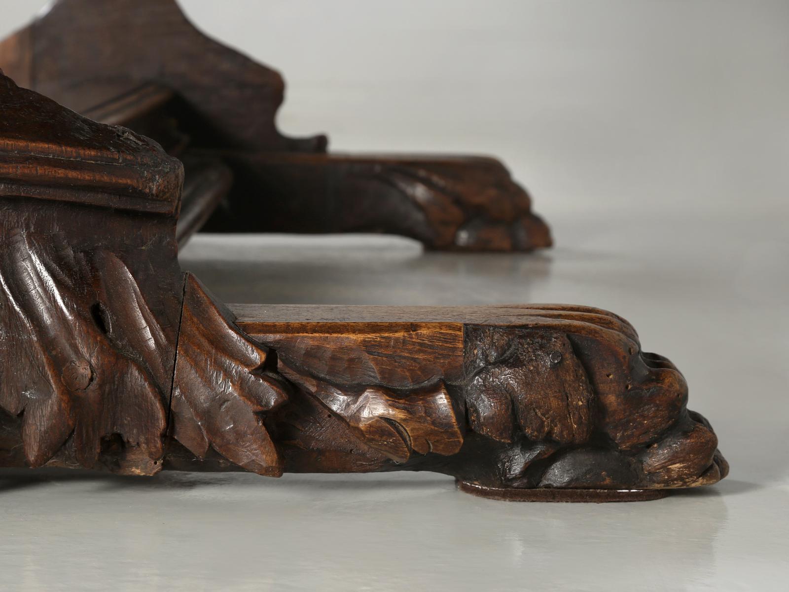 Ancienne table à manger à tréteaux française en noyer massif sculpté à la main, restaurée en interne en vente 3