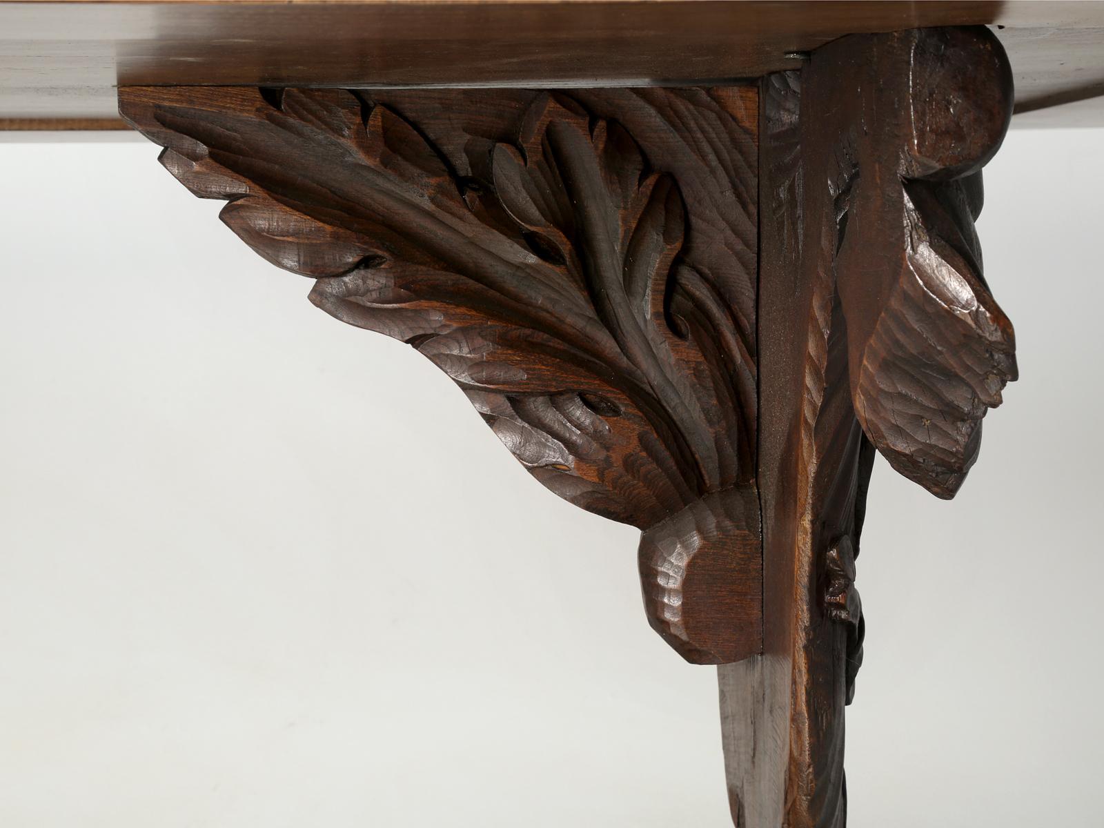 Ancienne table à manger à tréteaux française en noyer massif sculpté à la main, restaurée en interne en vente 7
