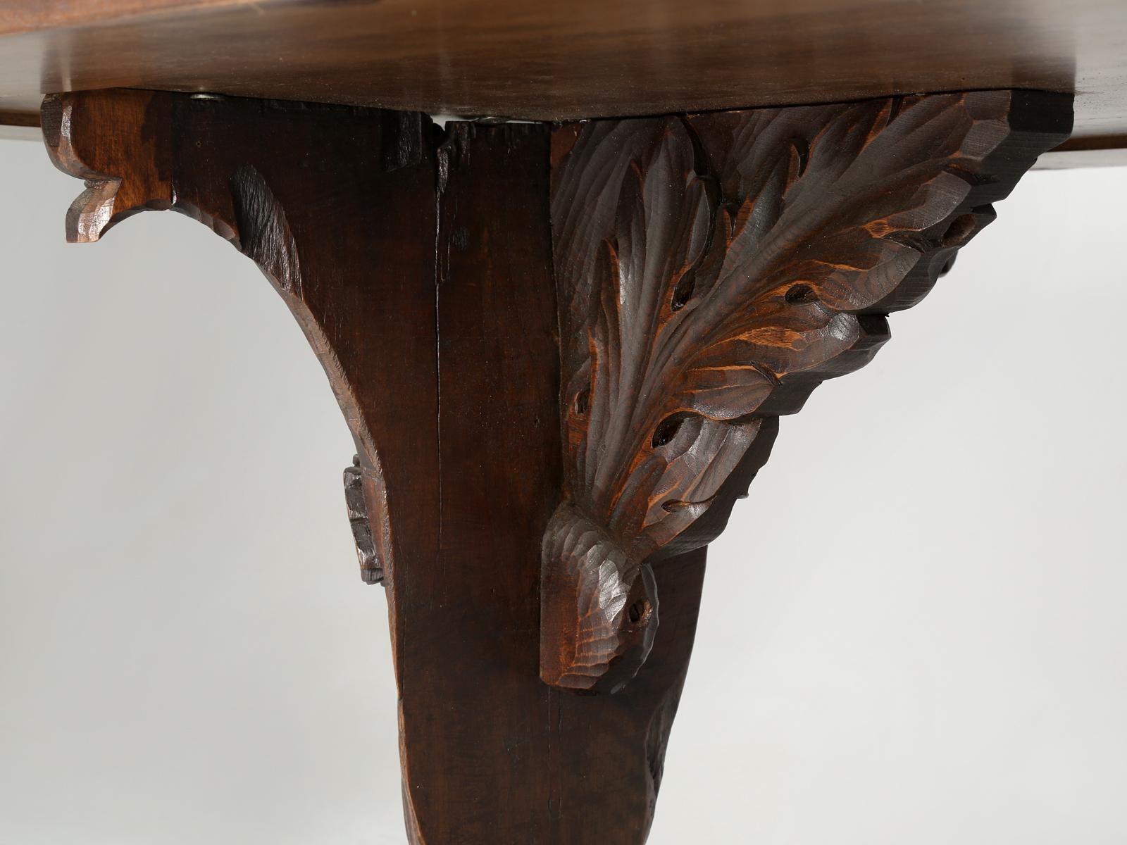 Ancienne table à manger à tréteaux française en noyer massif sculpté à la main, restaurée en interne en vente 8