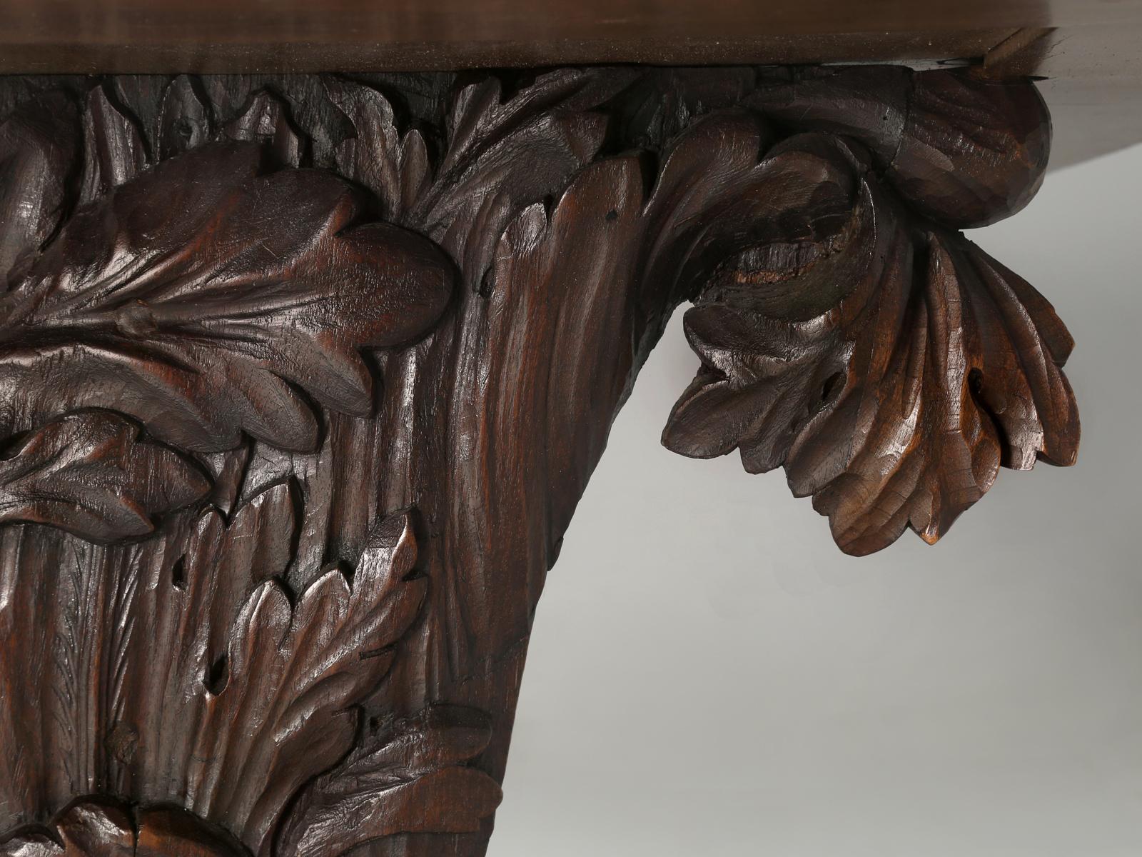 Fin du XVIIIe siècle Ancienne table à manger à tréteaux française en noyer massif sculpté à la main, restaurée en interne en vente