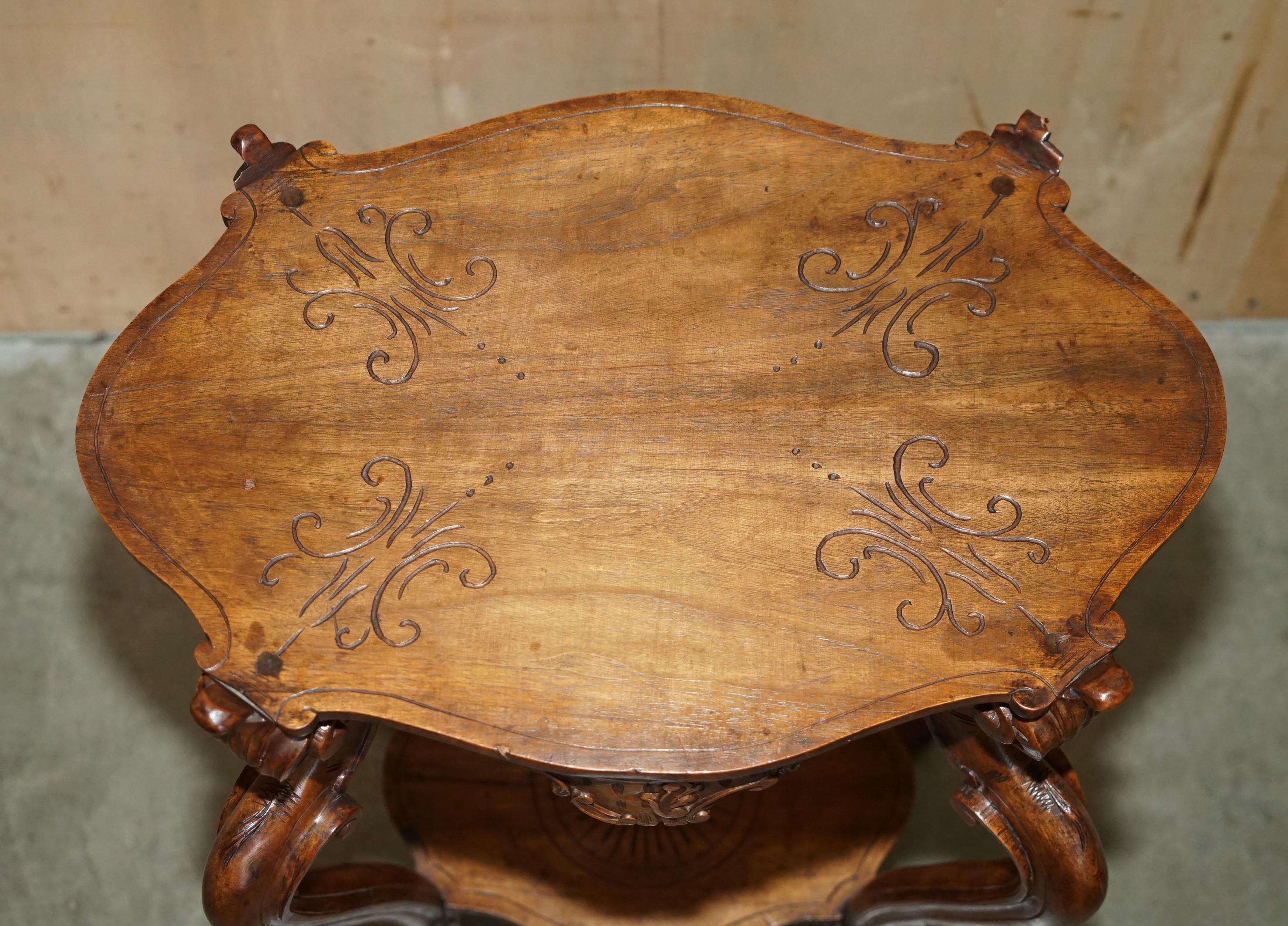 TABLE ANTiQUE FRANÇAISE CARCTIONNÉE À LA MAIN EN SOIE AUTHENTIQUE AVEC TRAY DE ServiTION TRAY amovible en vente 3