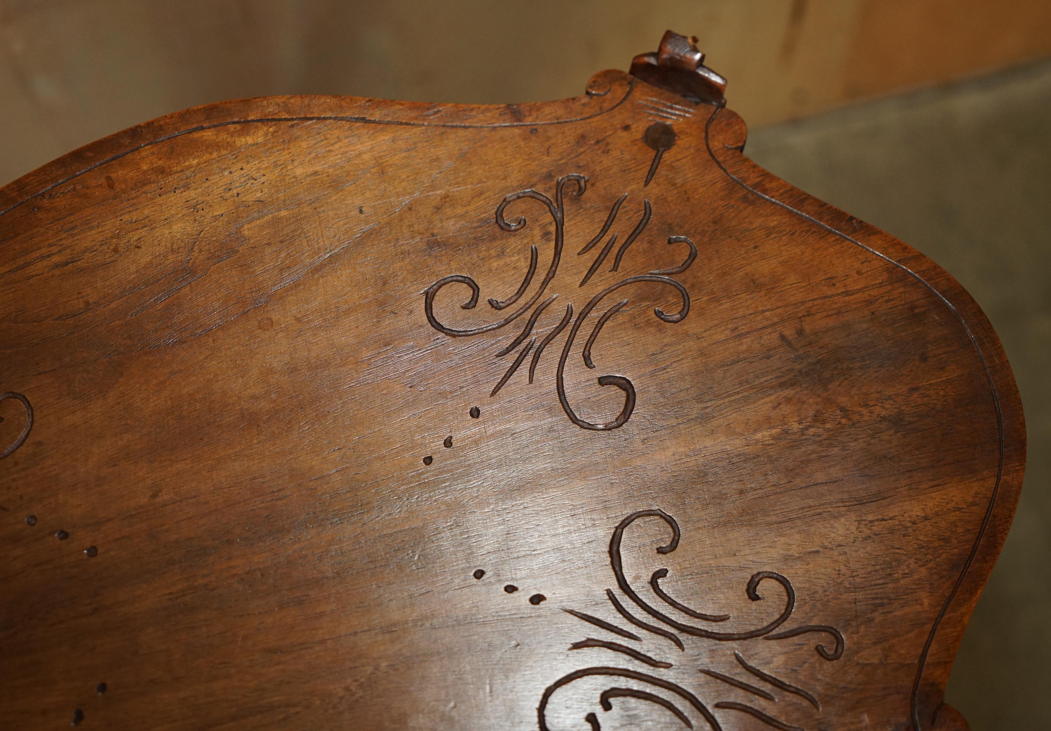 TABLE ANTiQUE FRANÇAISE CARCTIONNÉE À LA MAIN EN SOIE AUTHENTIQUE AVEC TRAY DE ServiTION TRAY amovible en vente 4