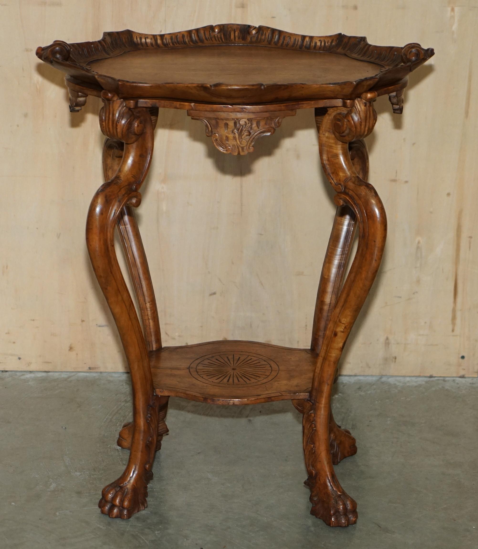 Apogée victorien TABLE ANTiQUE FRANÇAISE CARCTIONNÉE À LA MAIN EN SOIE AUTHENTIQUE AVEC TRAY DE ServiTION TRAY amovible en vente